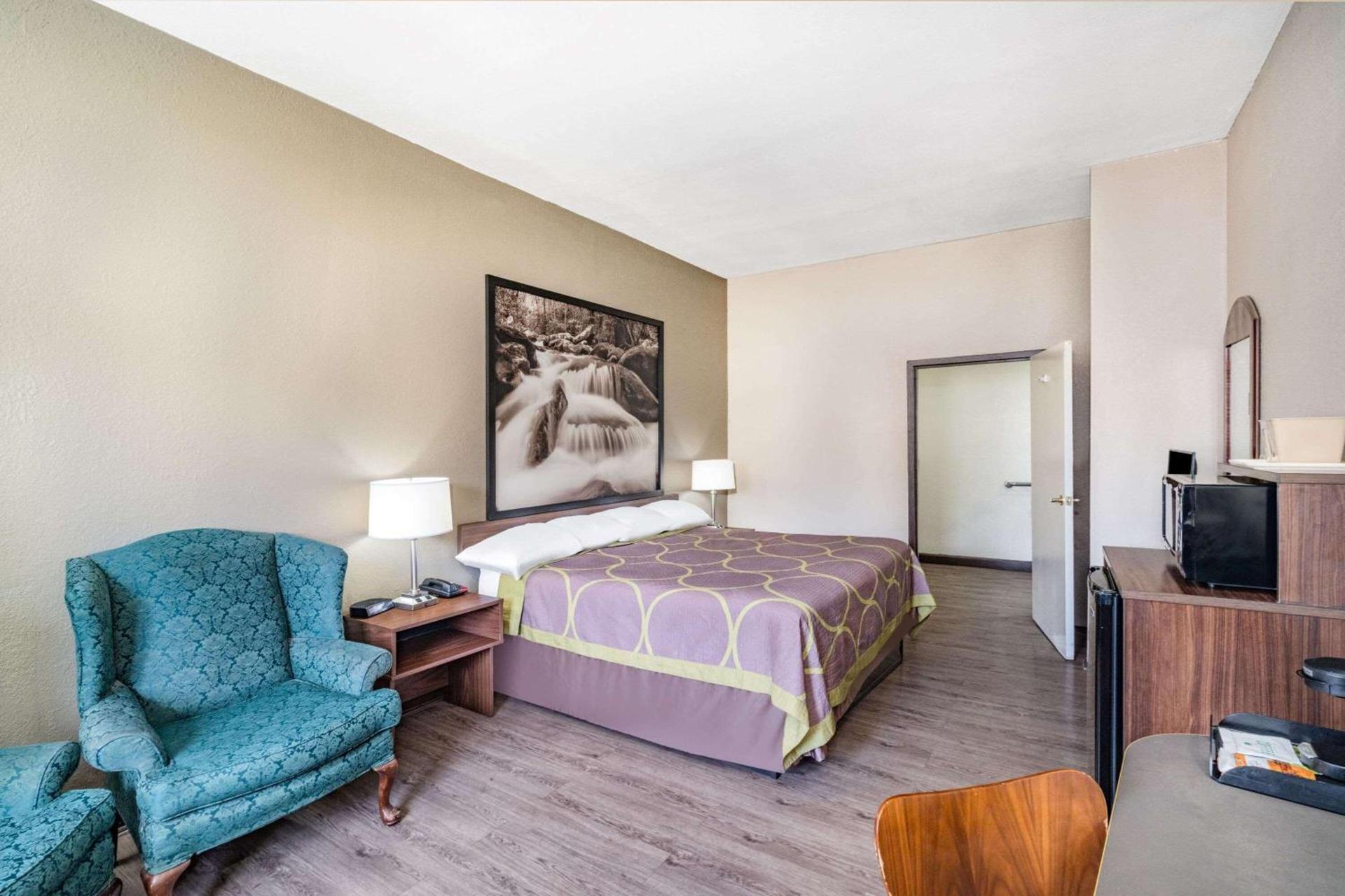 Super 8 by Wyndham Columbia photo 8