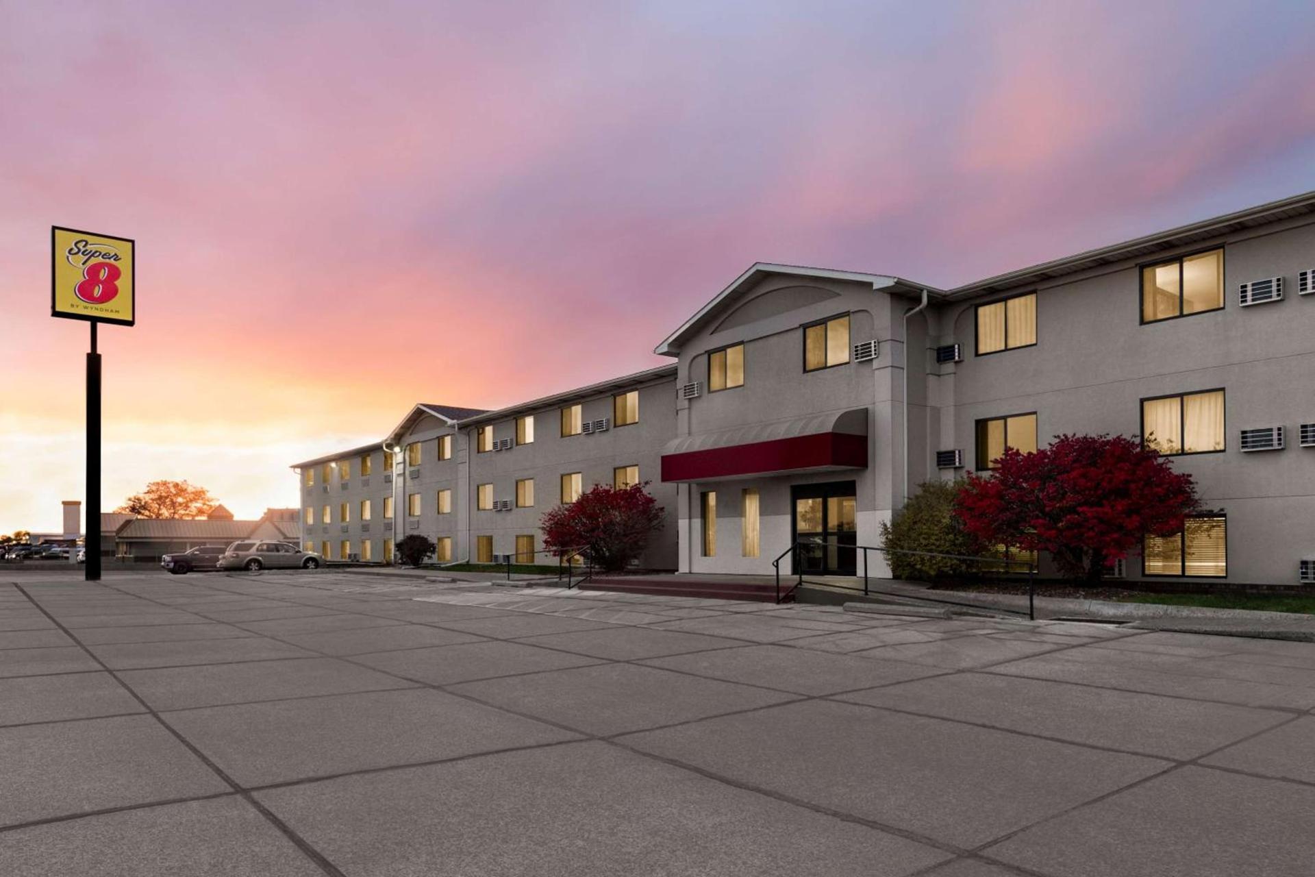Super 8 by Wyndham Lincoln North photo 3