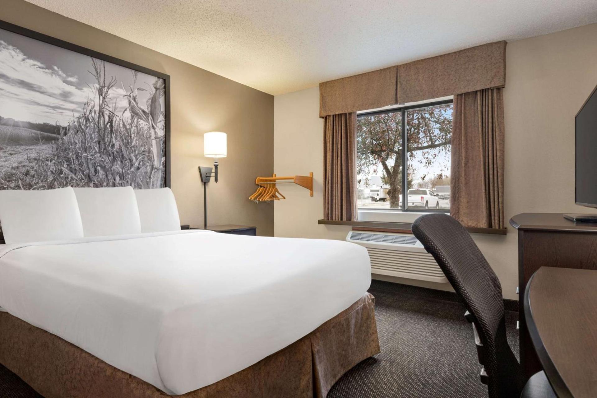 Super 8 by Wyndham Lincoln North photo 17