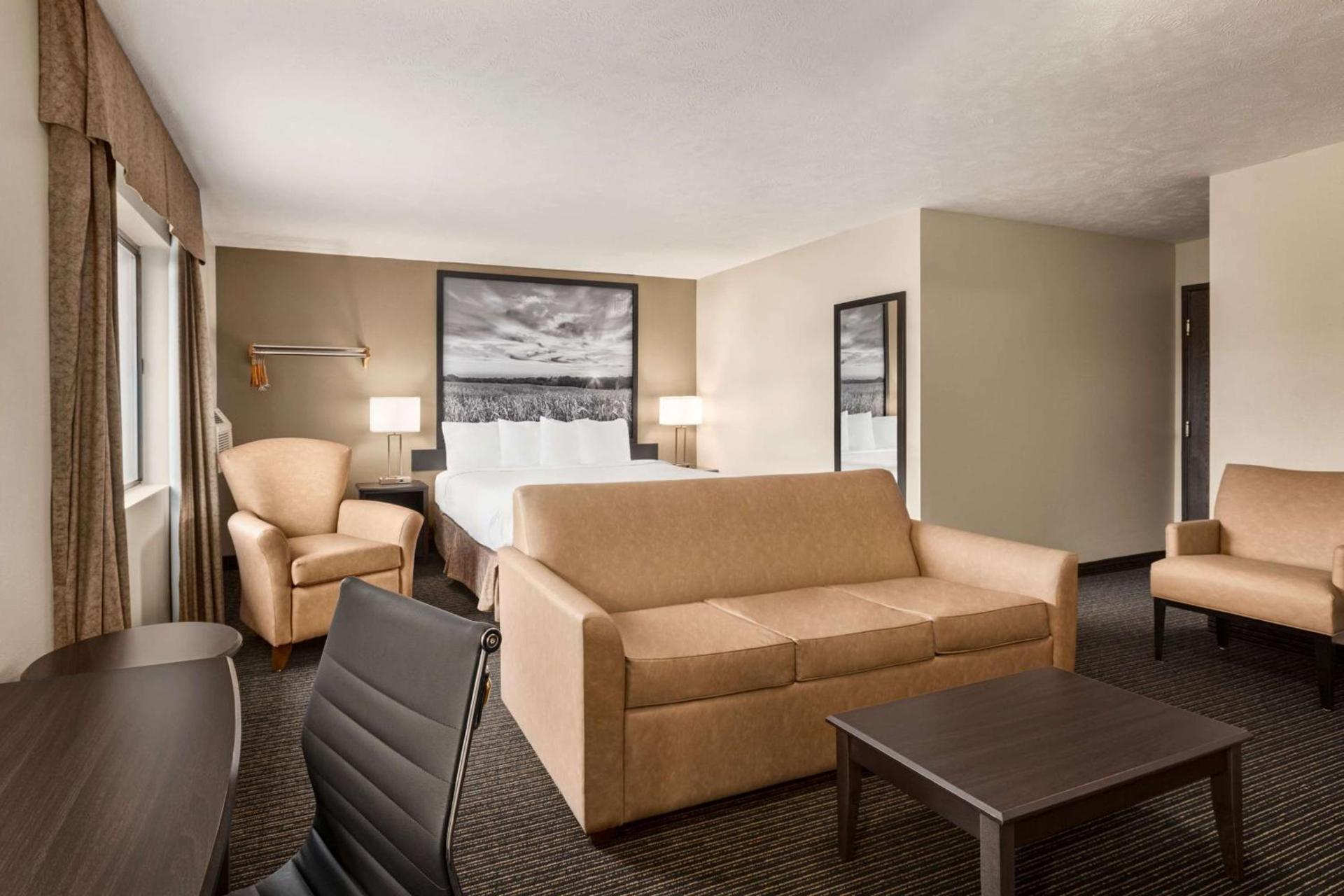 Super 8 by Wyndham Lincoln North photo 26
