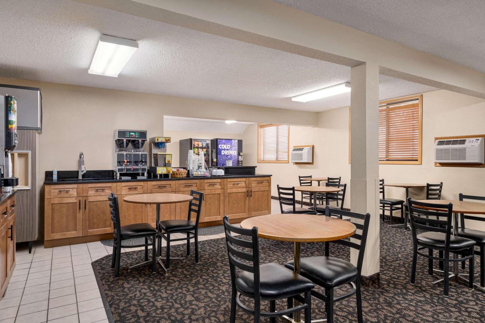 Super 8 by Wyndham Lincoln North photo 29