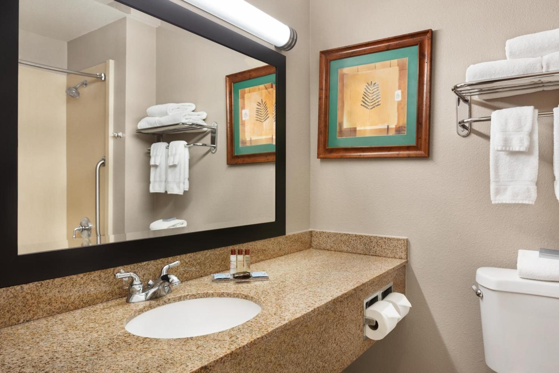 Wingate by Wyndham Bentonville photo 25