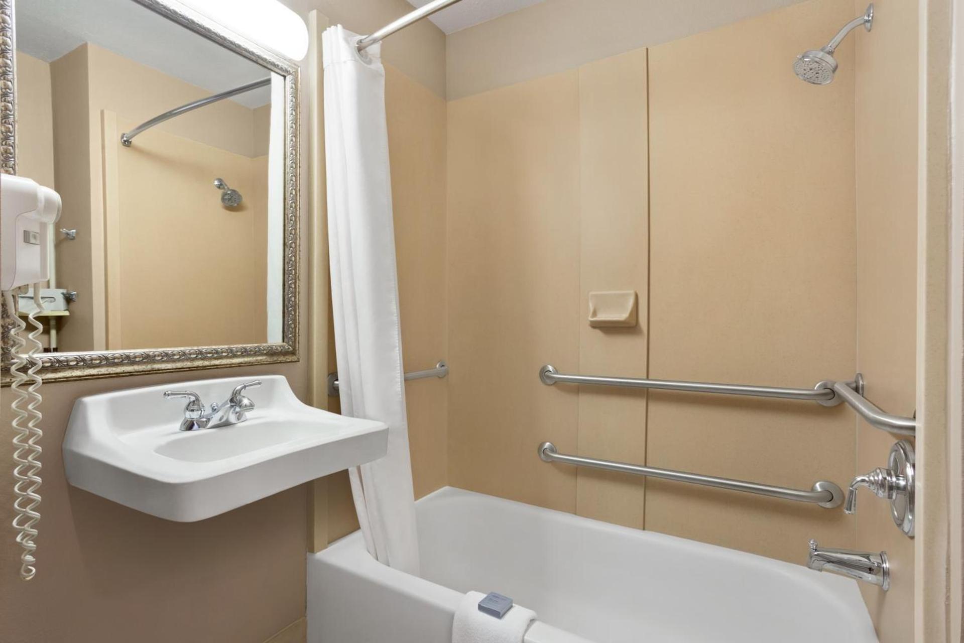 Wingate by Wyndham Bentonville photo 26