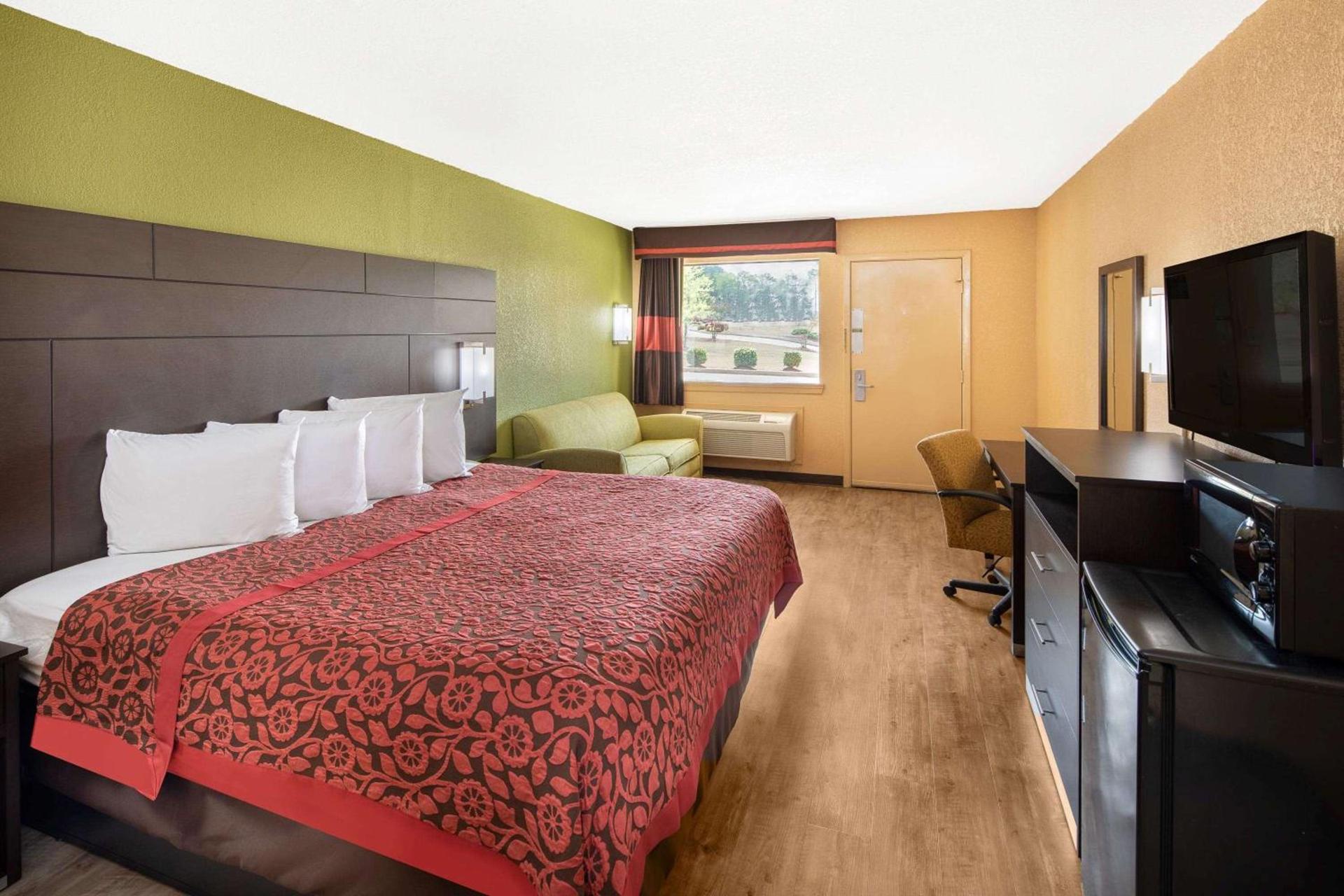 Days Inn by Wyndham Tupelo photo 11