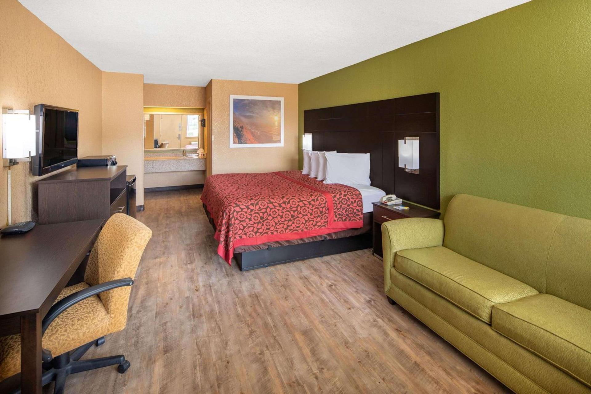 Days Inn by Wyndham Tupelo photo 12