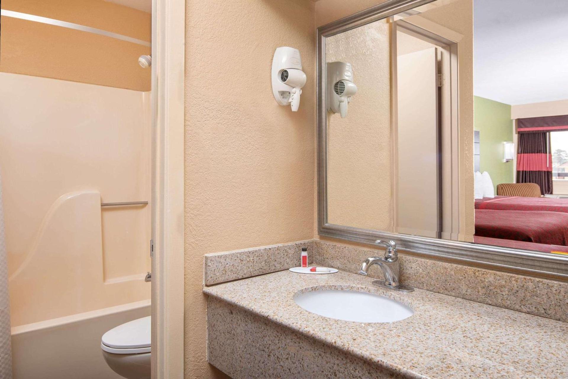Days Inn by Wyndham Tupelo photo 14