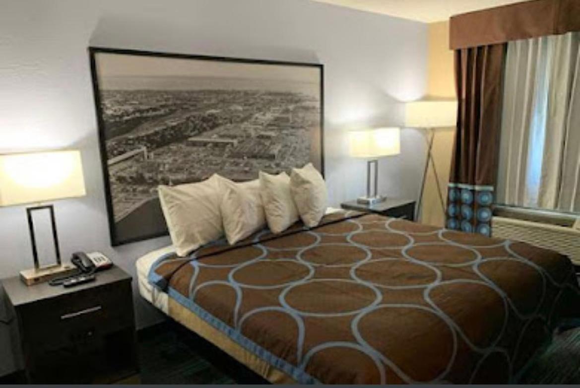 Super 8 by Wyndham Newport News photo 3