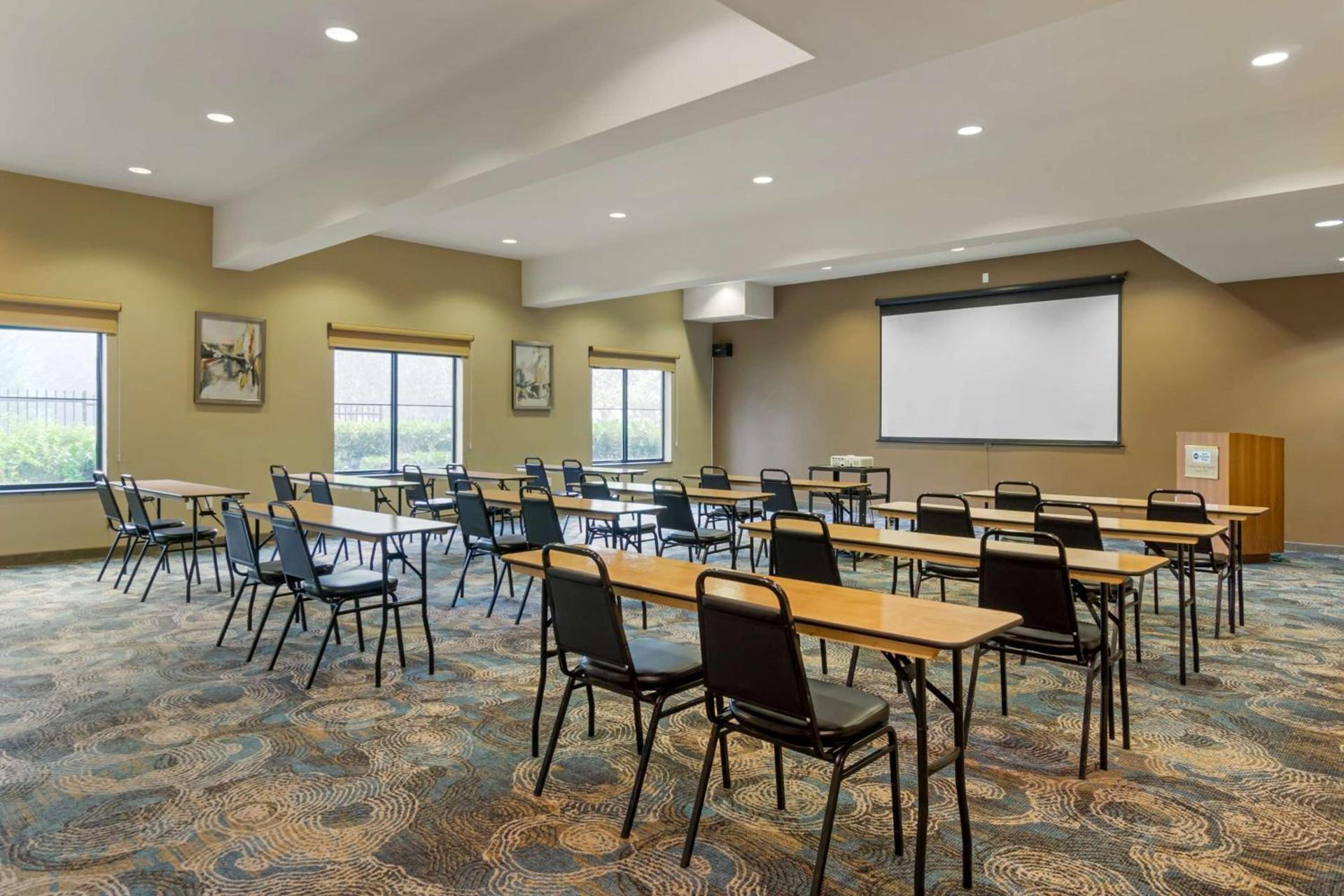 Best Western Plus Lacey Inn & Suites photo 5