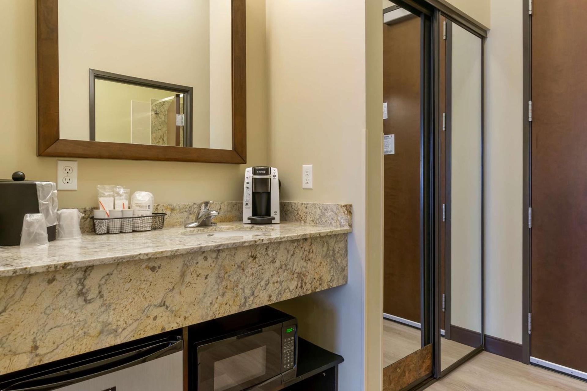 Best Western Plus Lacey Inn & Suites photo 12
