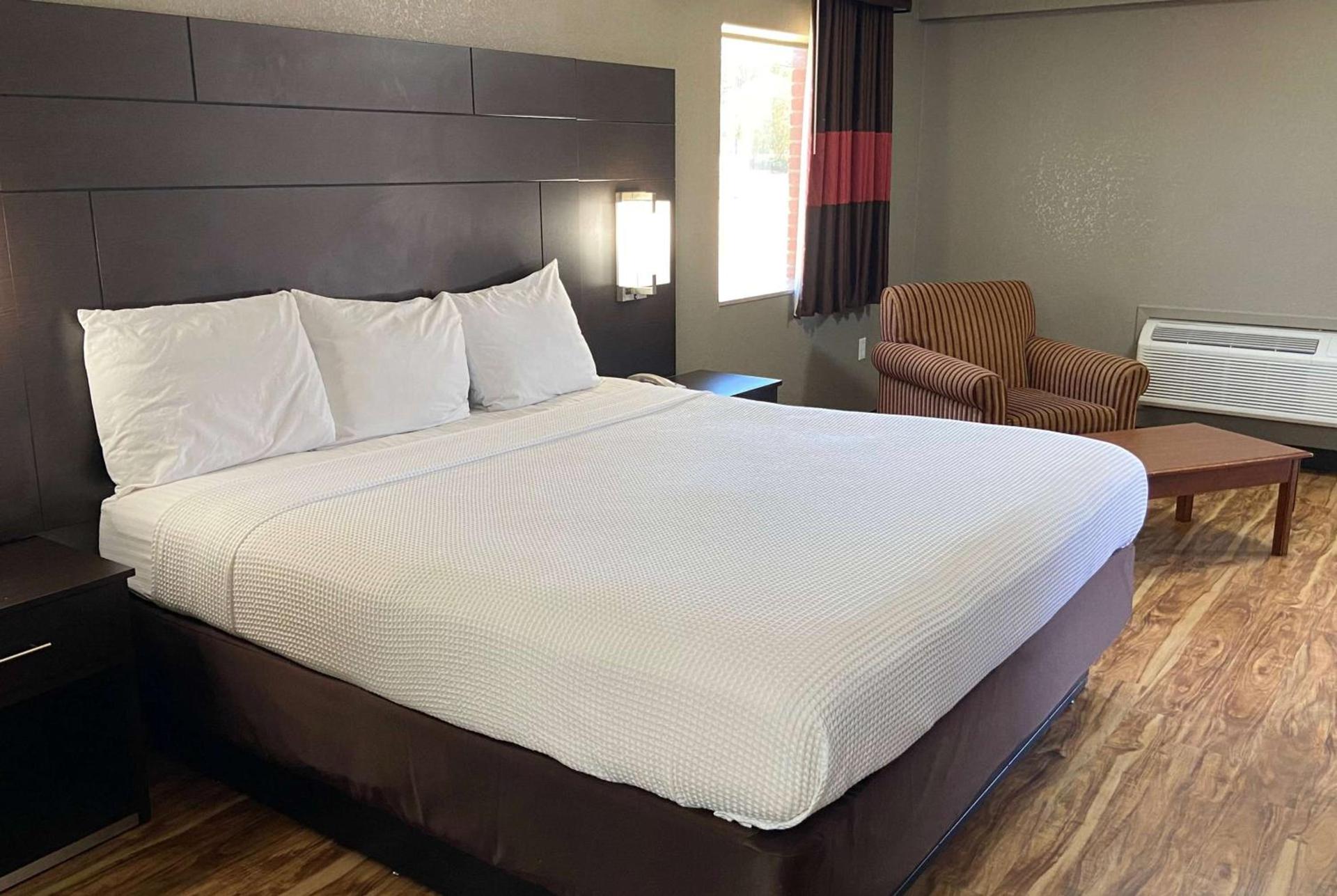 Days Inn by Wyndham Tupelo photo 15