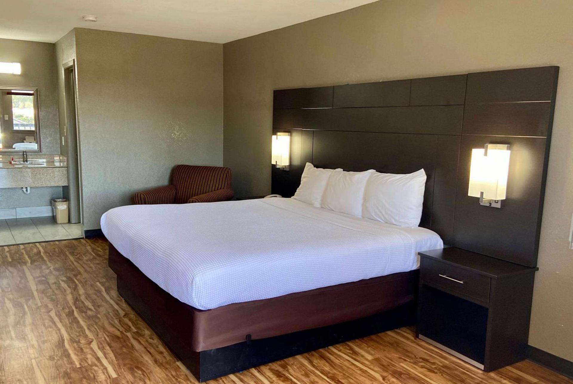 Days Inn by Wyndham Tupelo photo 33