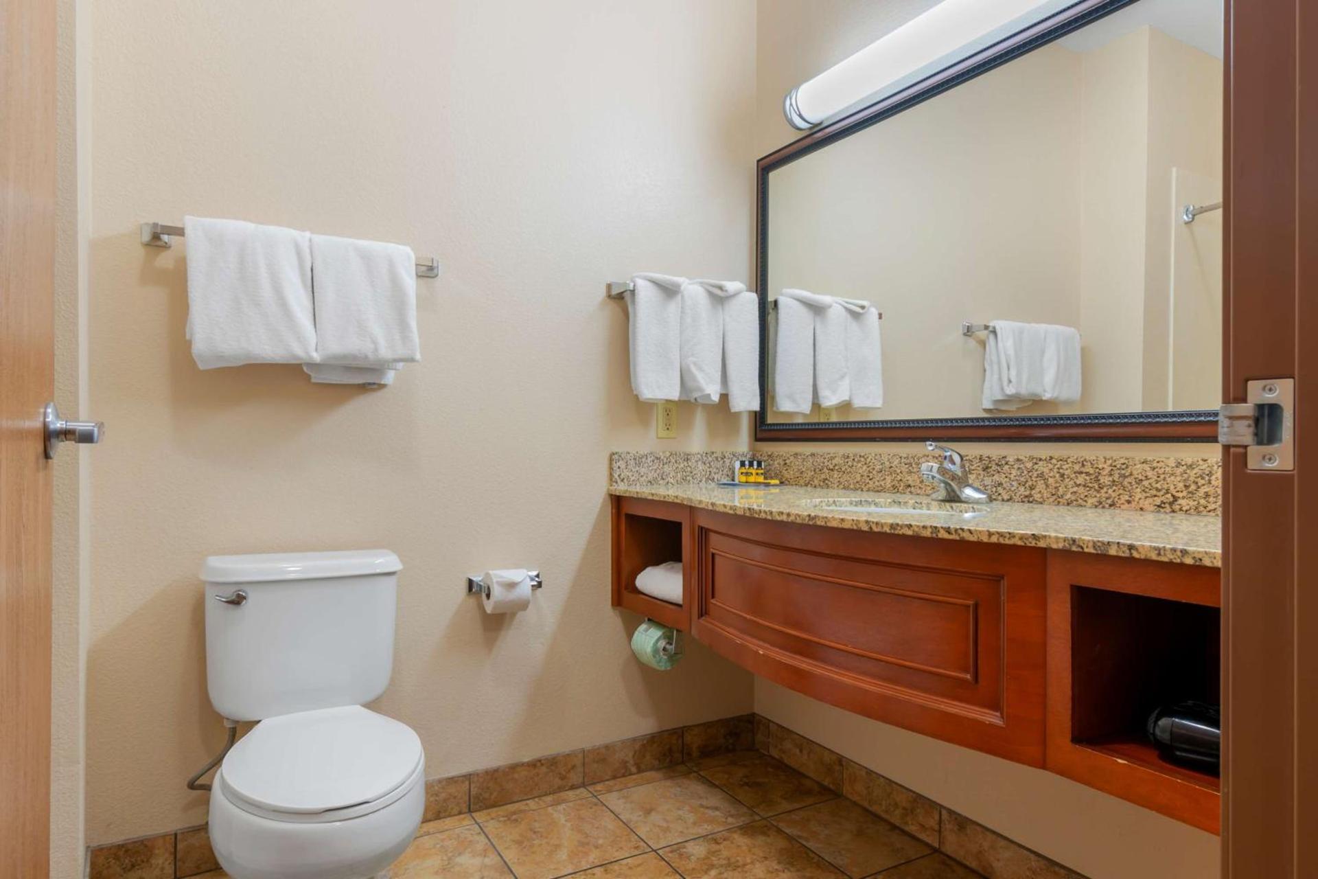 Best Western Plus Butterfield Inn photo 24