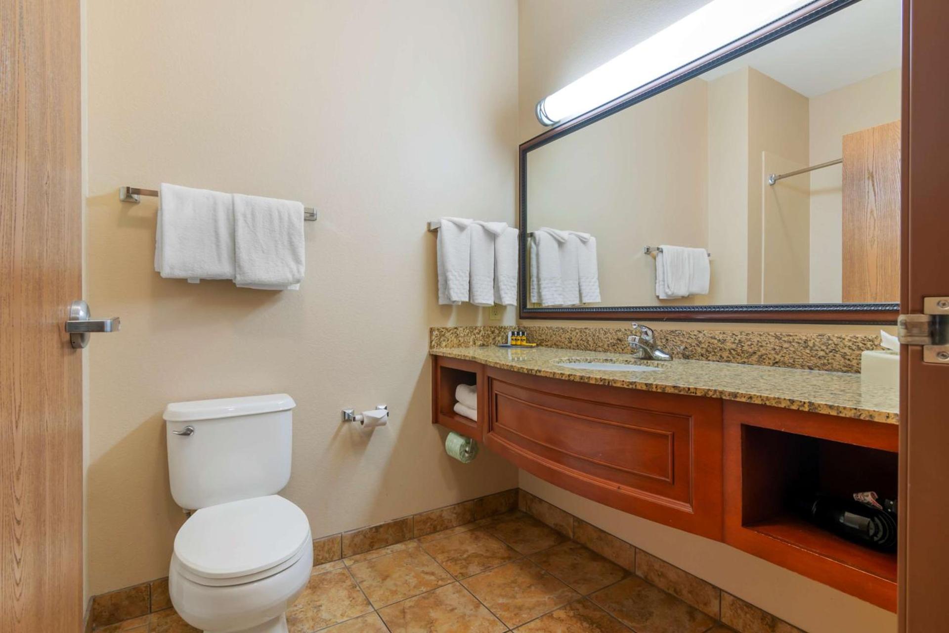 Best Western Plus Butterfield Inn photo 26