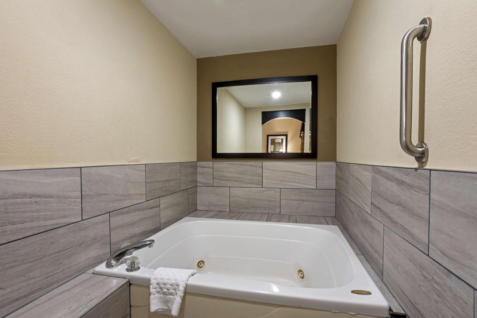 Best Western Plus Searcy Inn photo 14