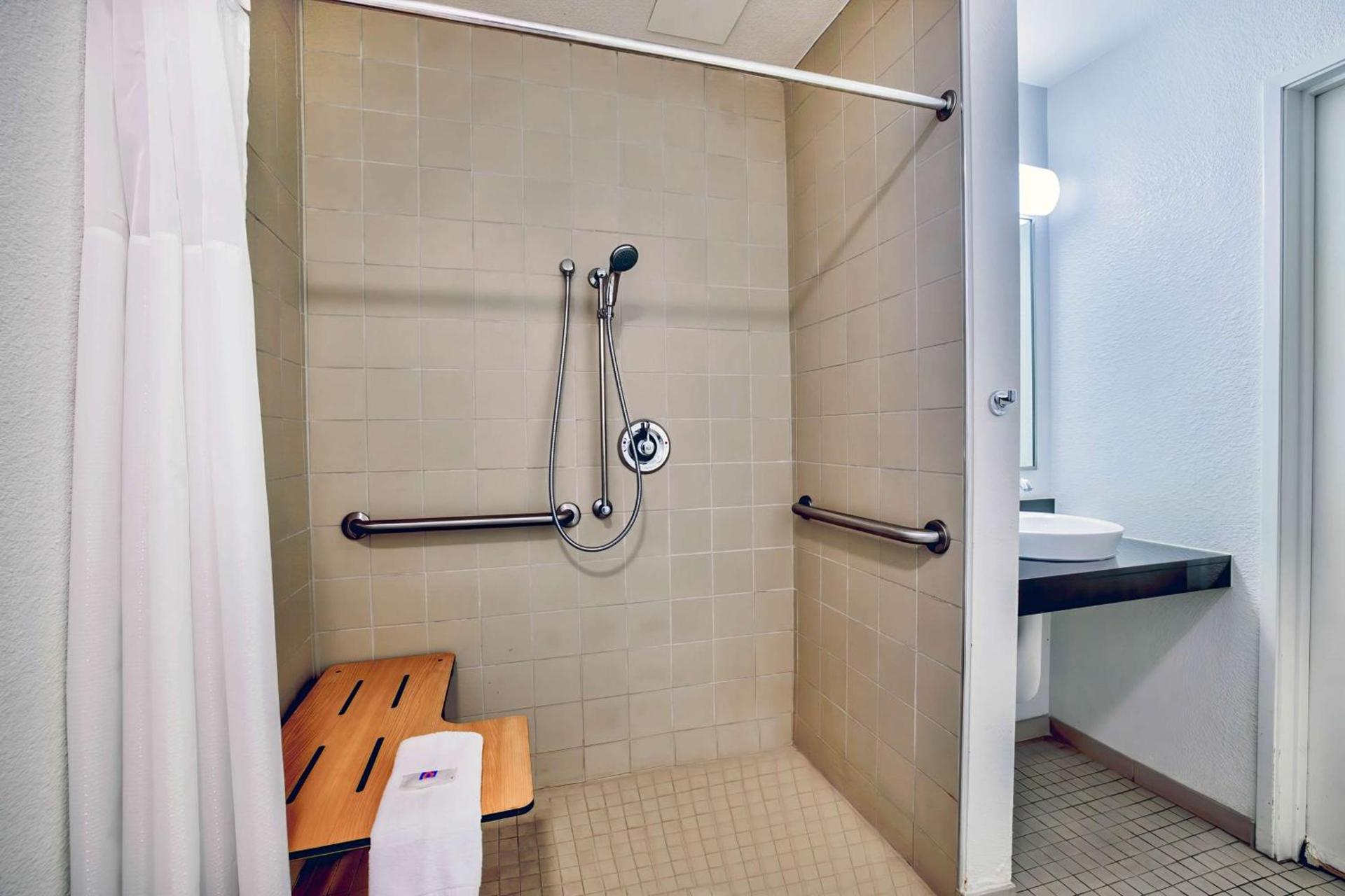 Motel 6-Duluth, MN photo 21