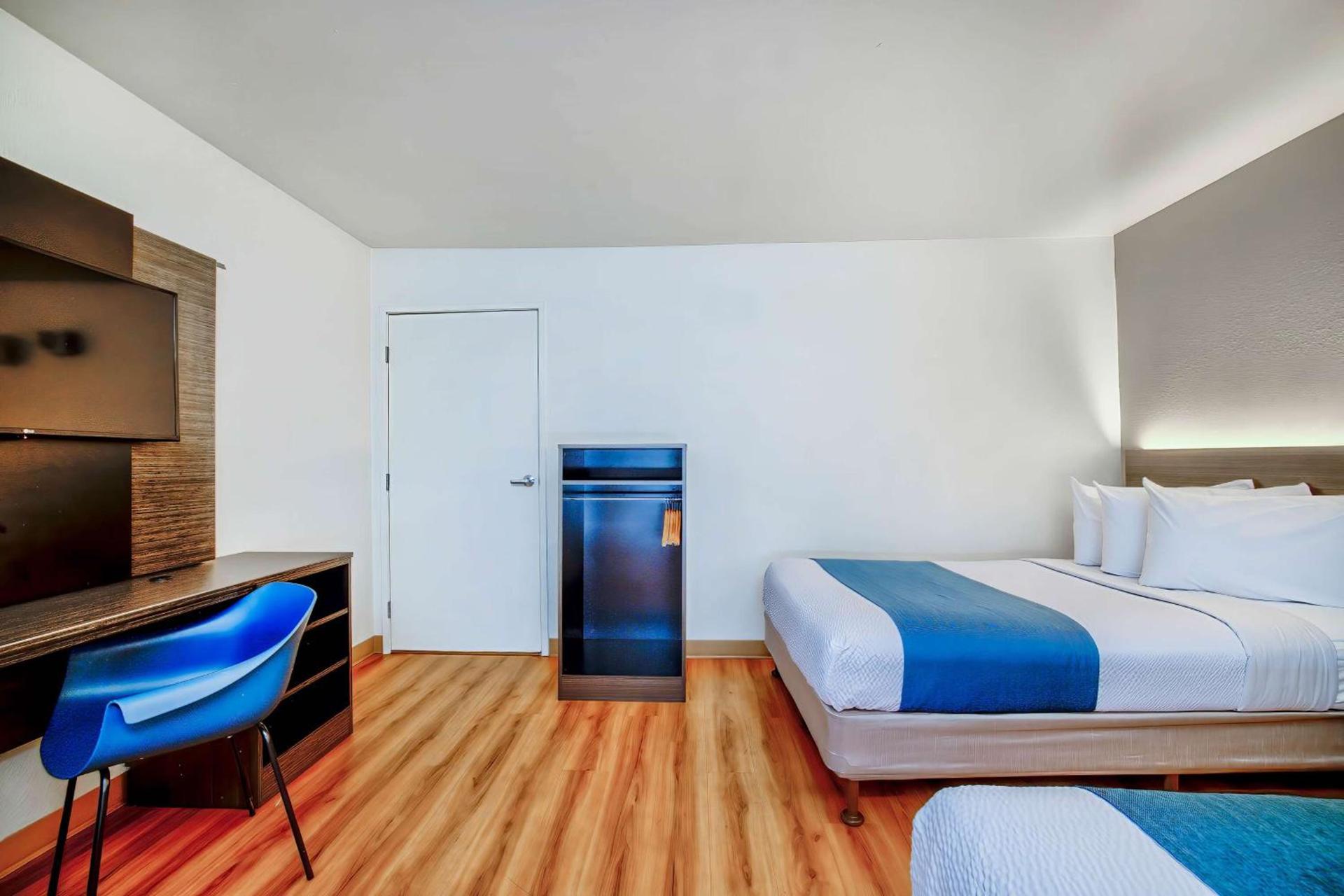 Motel 6-Duluth, MN photo 13