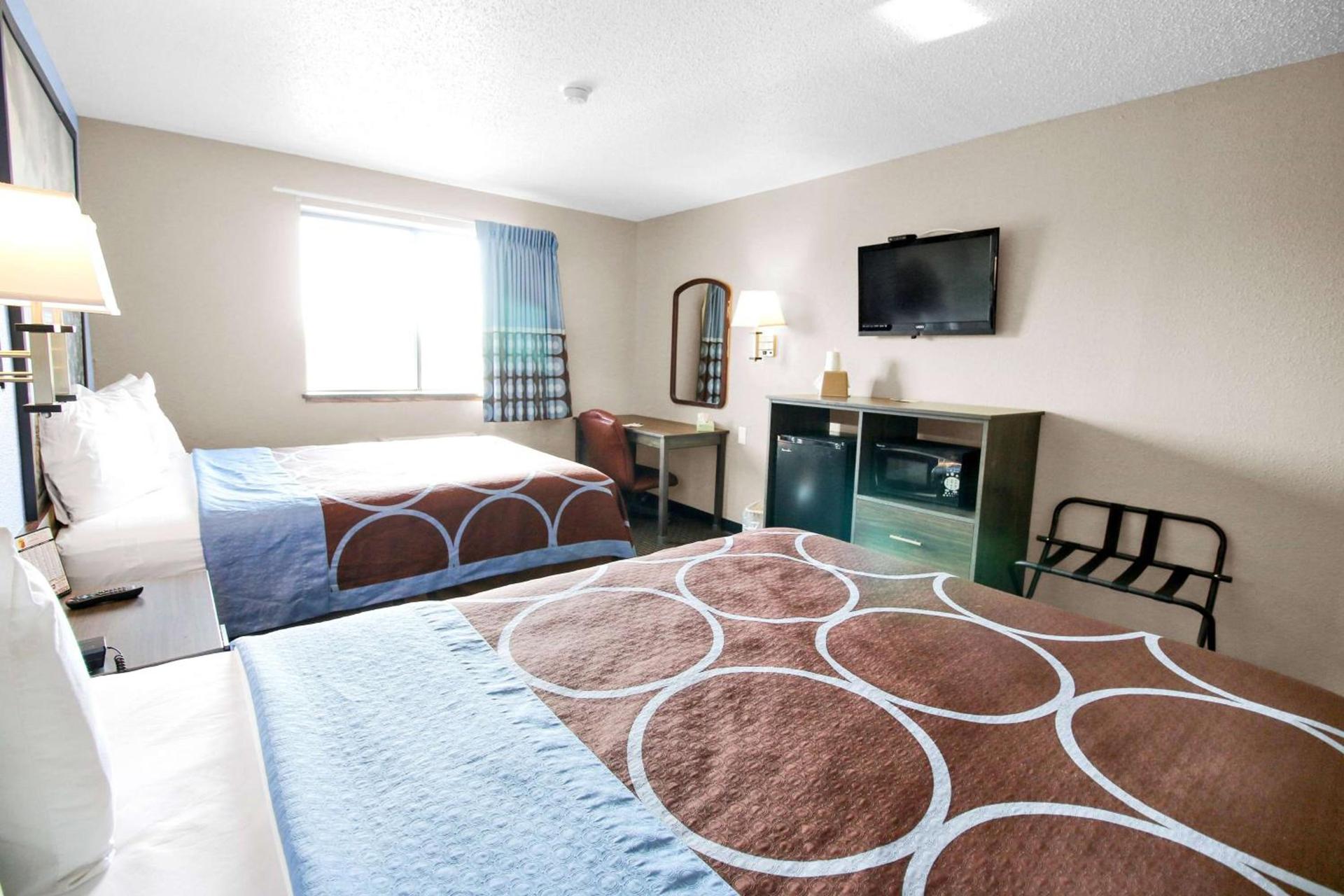 Super 8 by Wyndham Kenosha/Pleasant Prairie photo 11