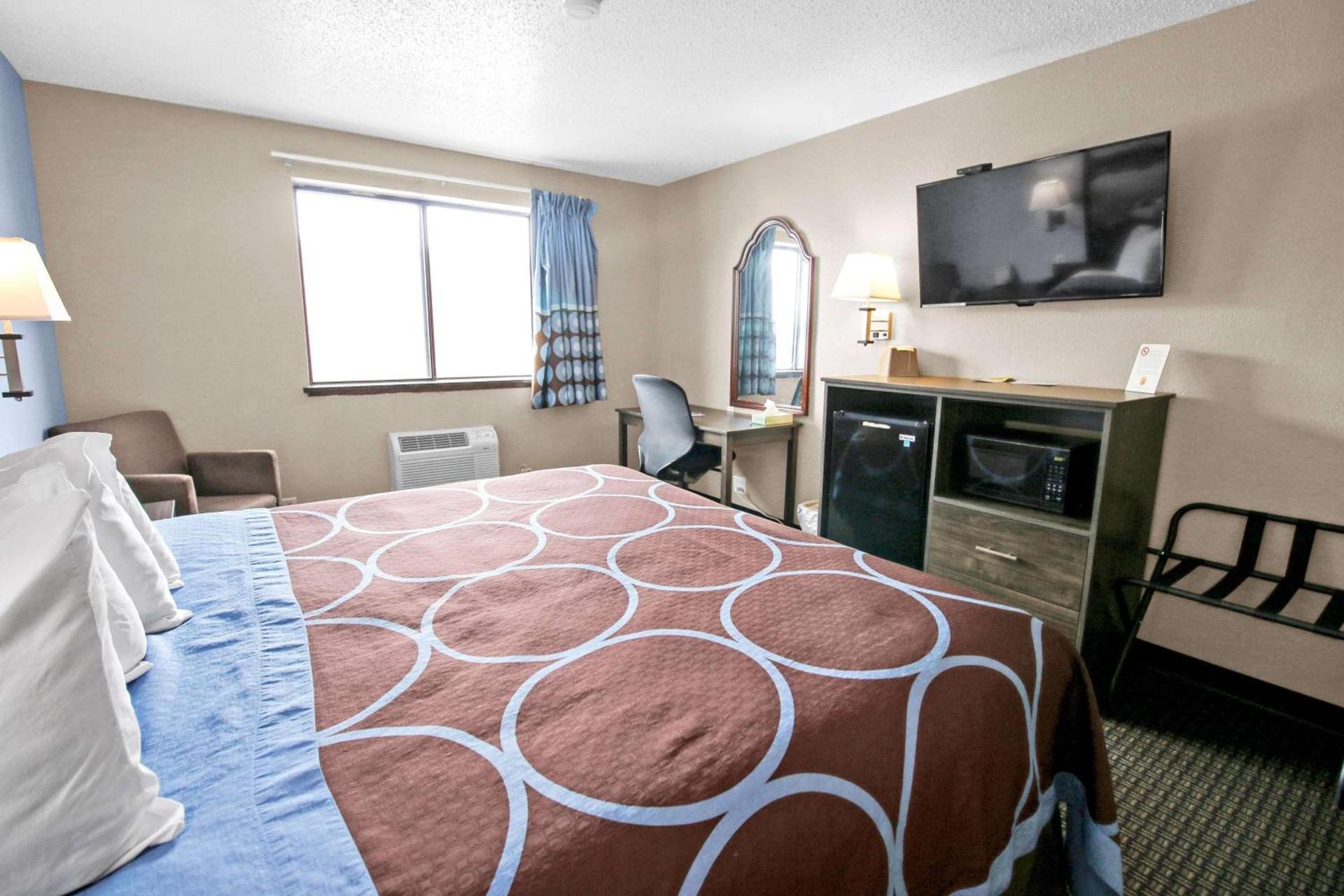 Super 8 by Wyndham Kenosha/Pleasant Prairie photo 12