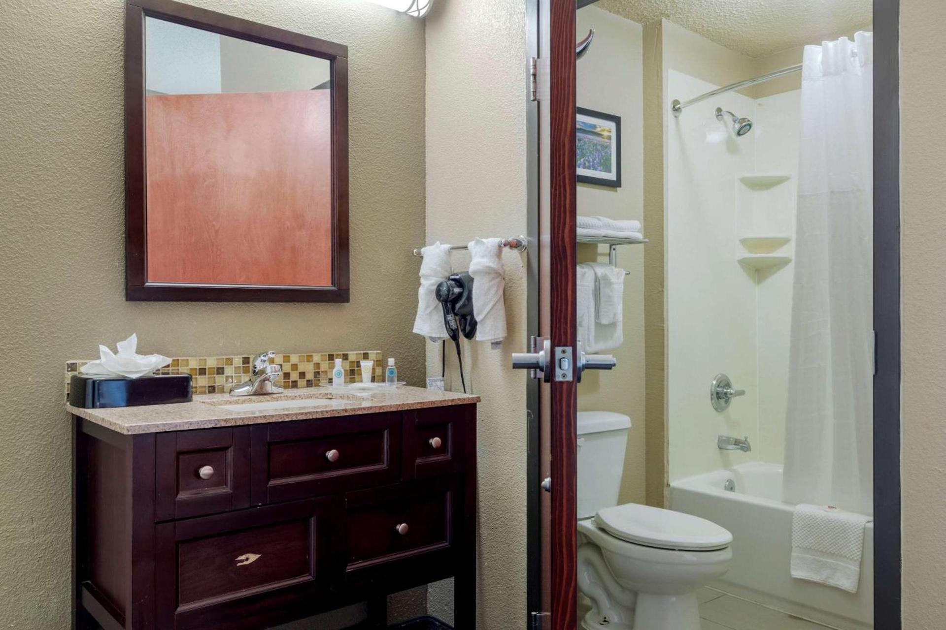 Comfort Suites Waco North - Near University Area photo 13