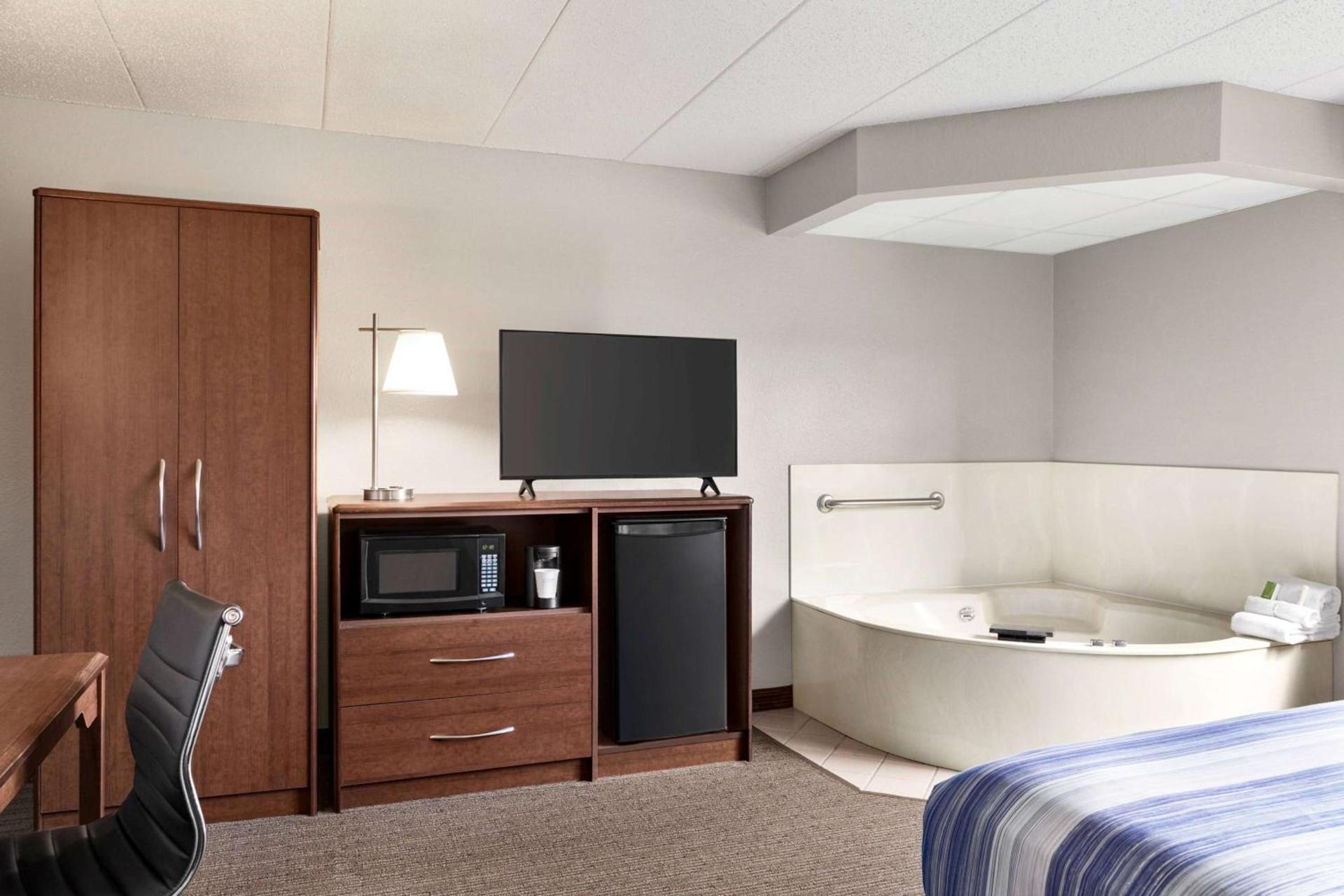 AmericInn by Wyndham Sauk Centre photo 36