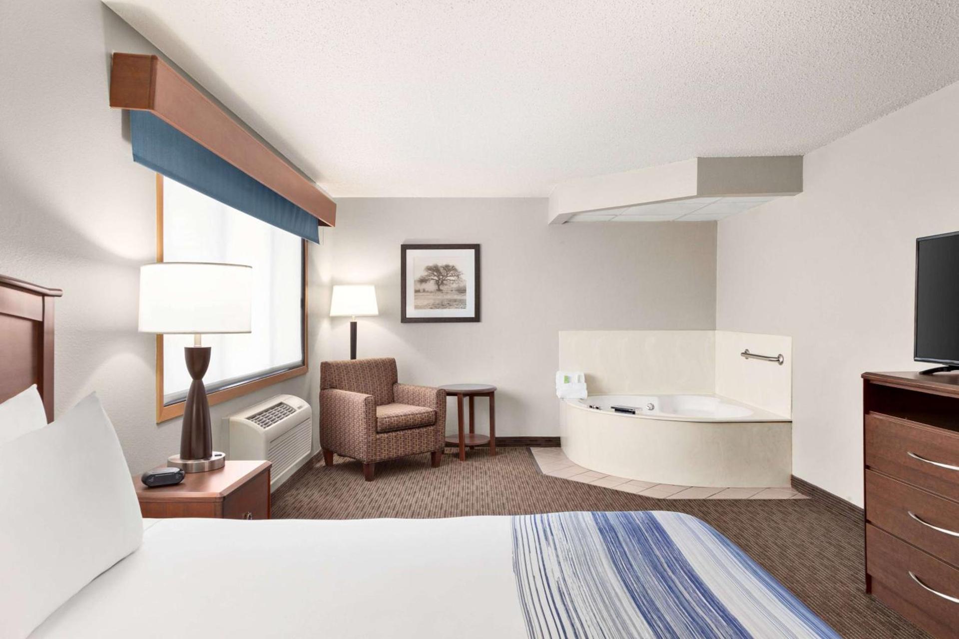 AmericInn by Wyndham Sauk Centre photo 41