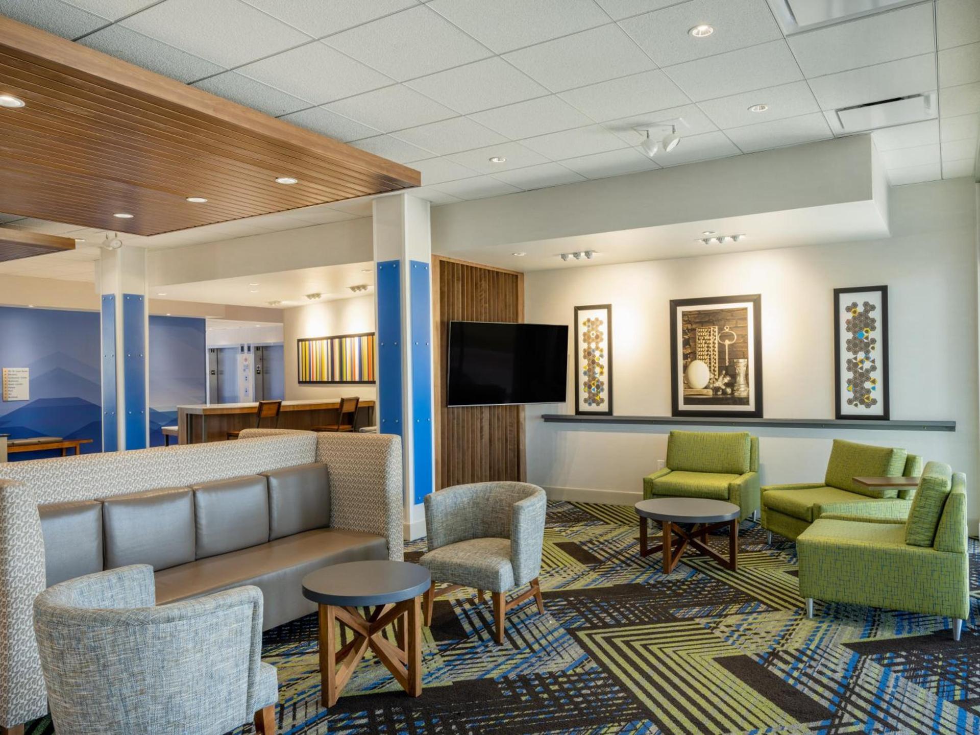 Holiday Inn Express & Suites - Watertown by IHG photo 38