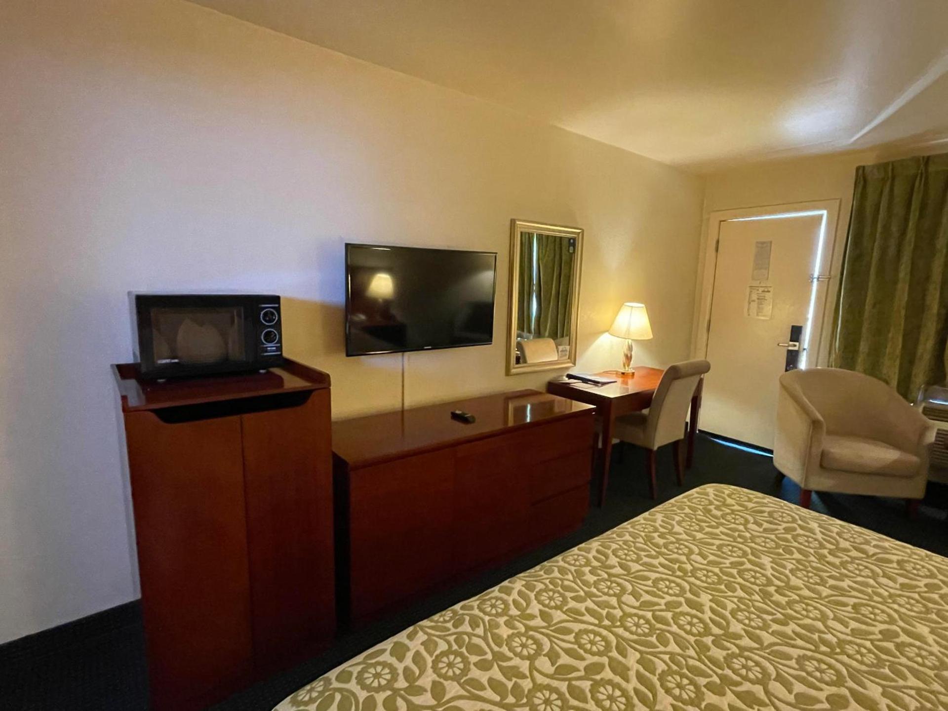 Days Inn by Wyndham Deming photo 18