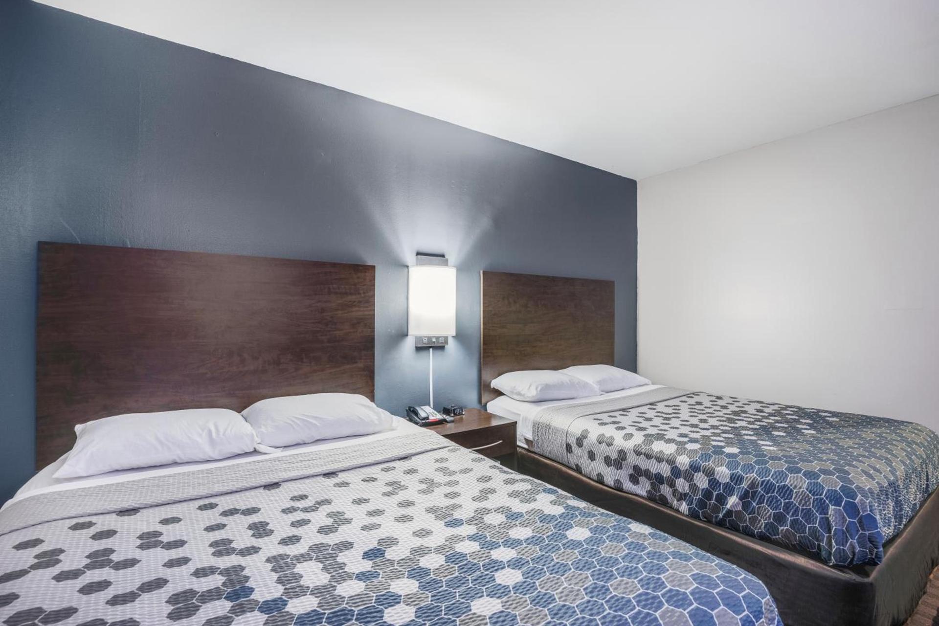 Econo Lodge Milwaukee Airport photo 16