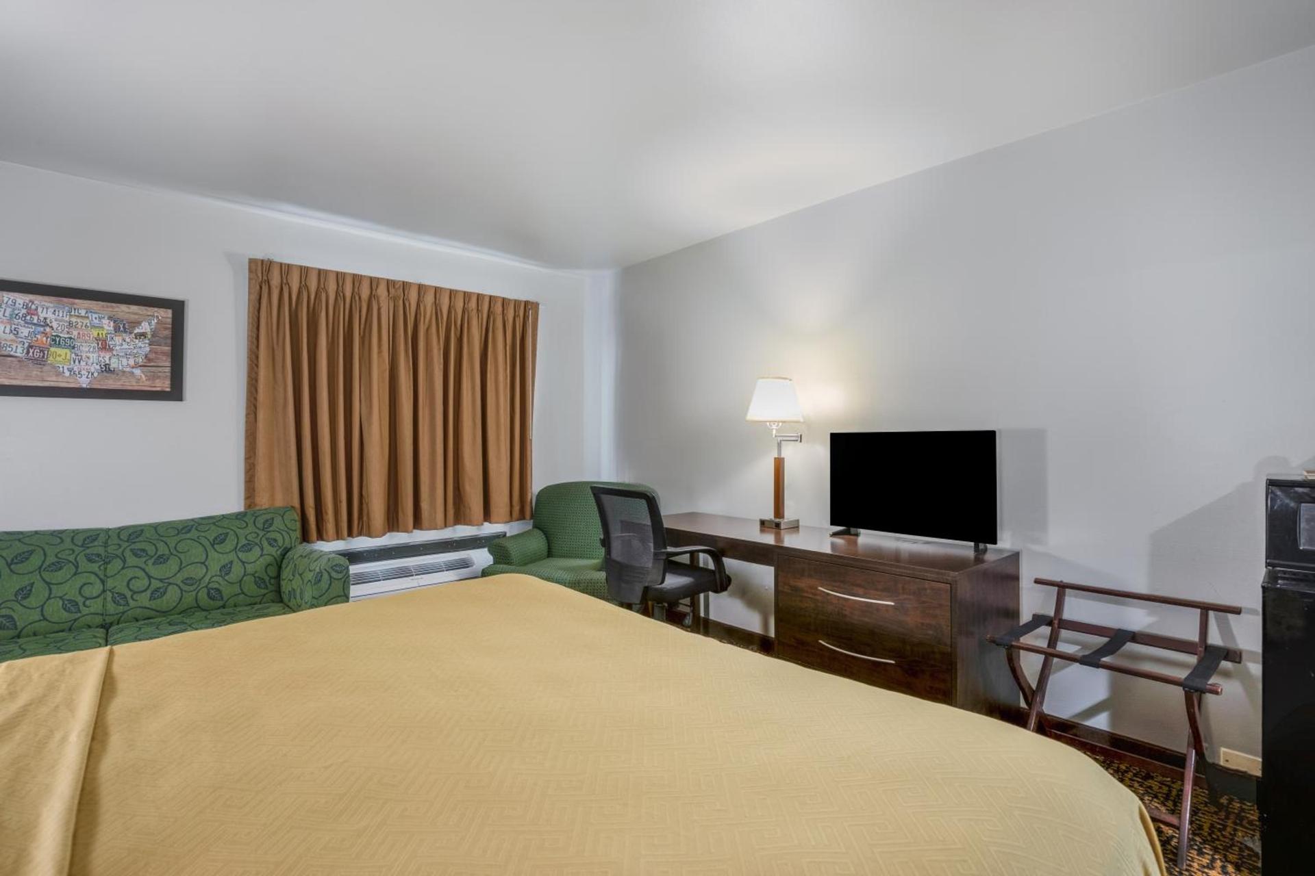 Econo Lodge Milwaukee Airport photo 18