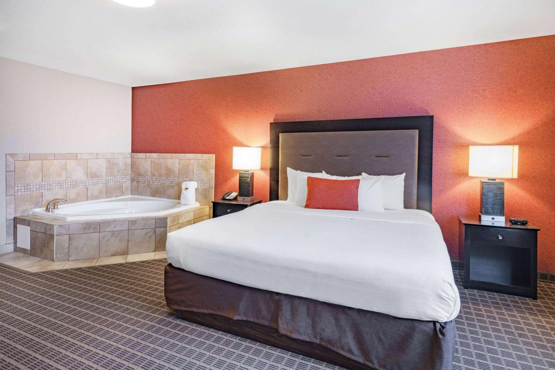 Hawthorn Extended Stay by Wyndham Dickinson photo 25