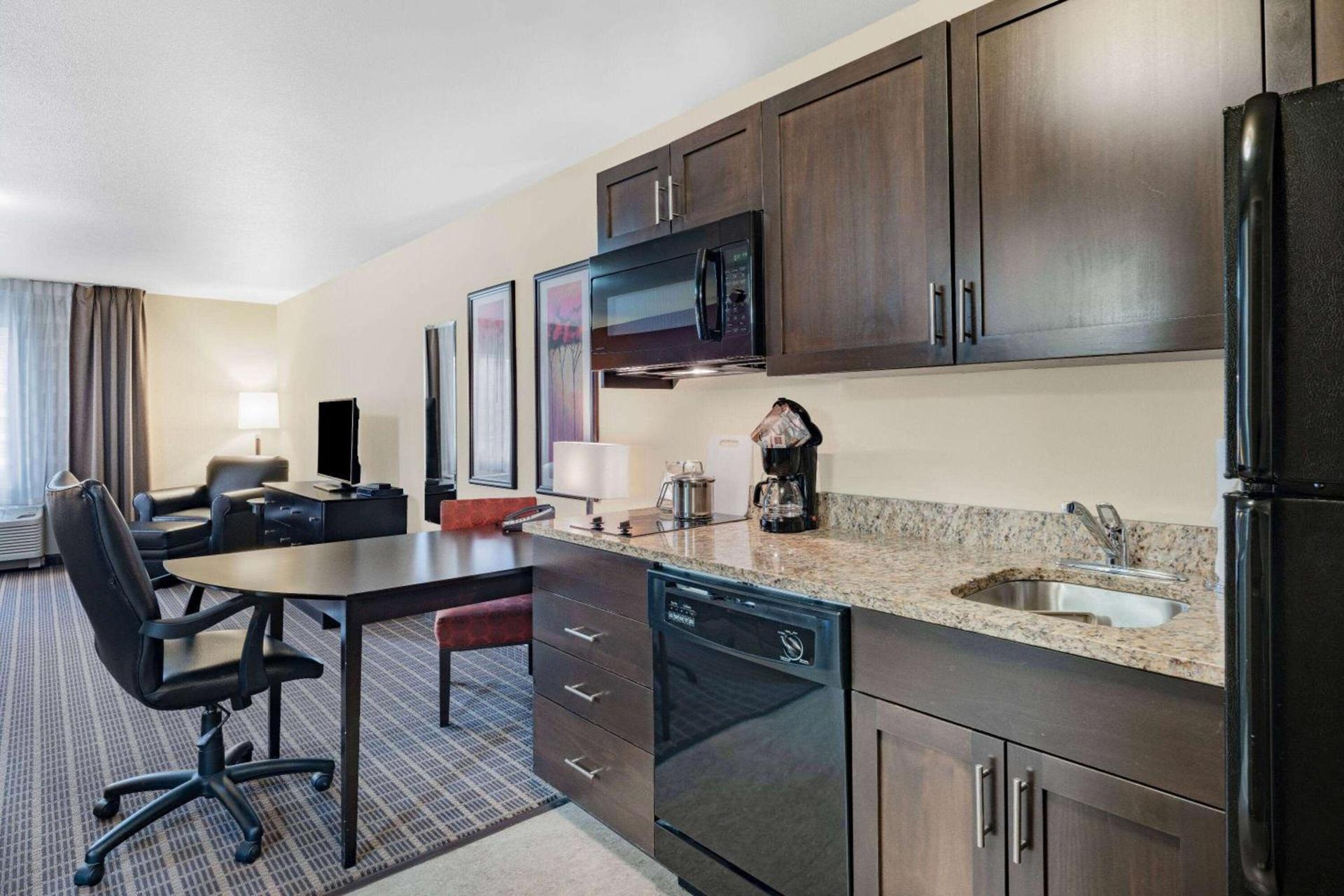 Hawthorn Extended Stay by Wyndham Dickinson photo 34