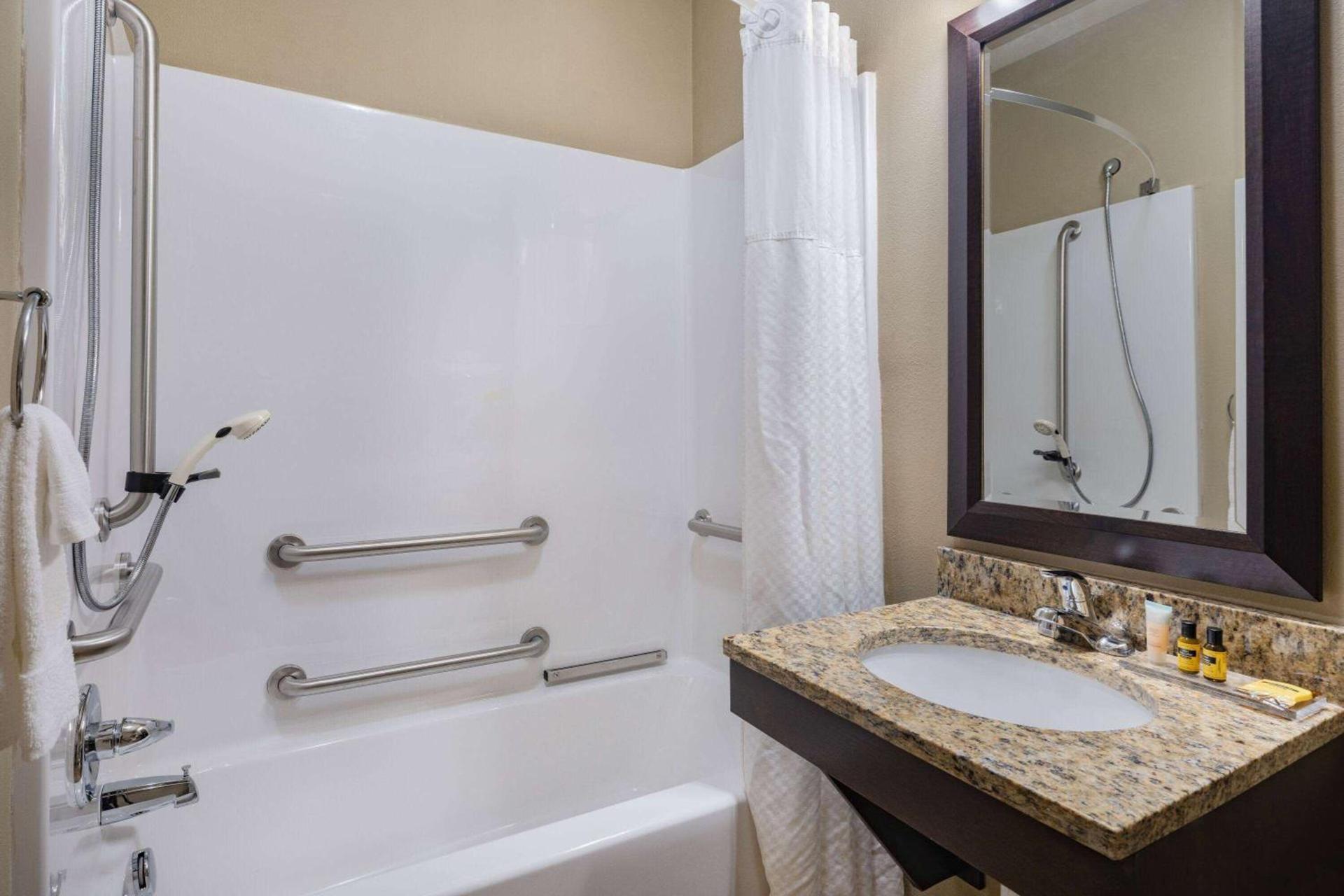 Hawthorn Extended Stay by Wyndham Dickinson photo 36