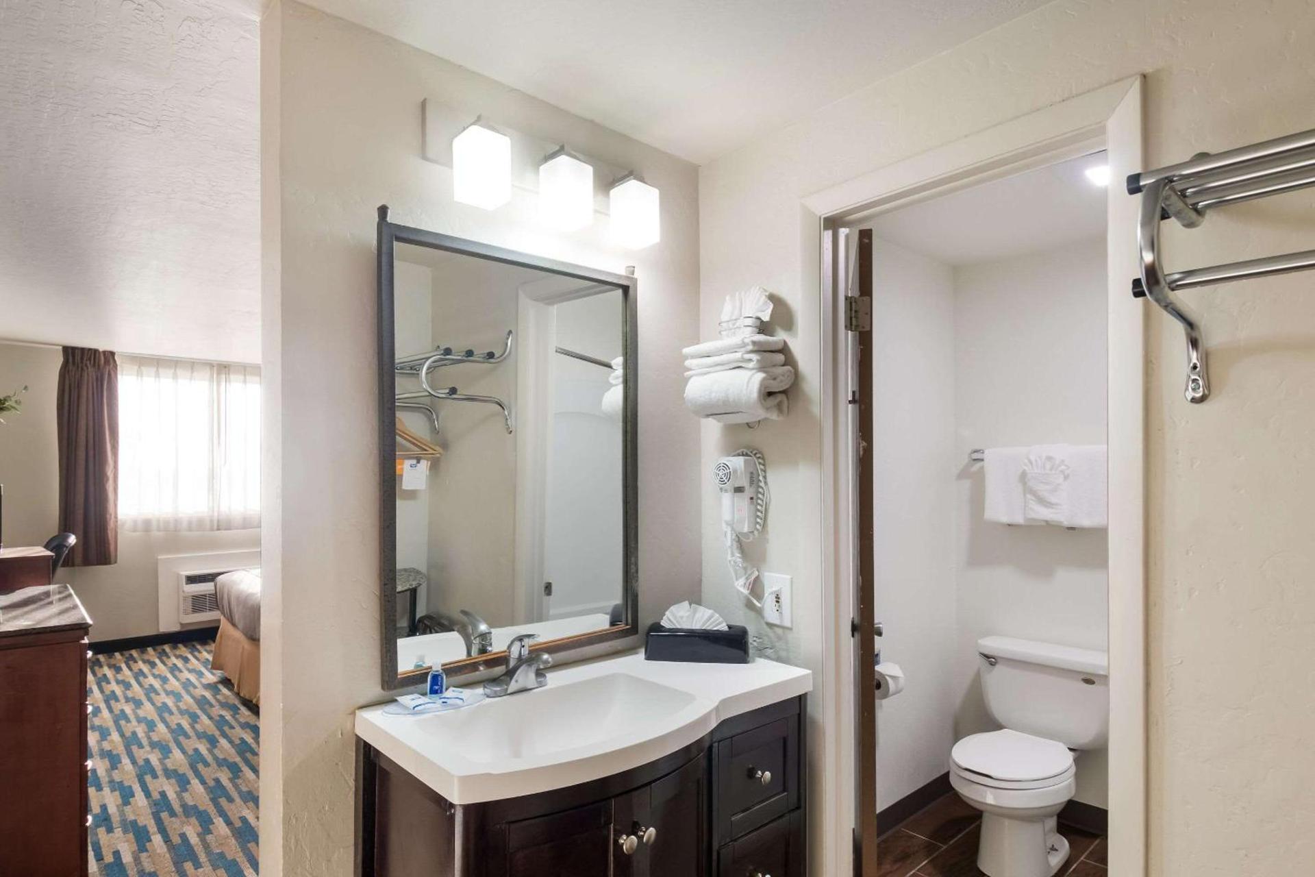 Rodeway Inn Fort Morgan photo 25