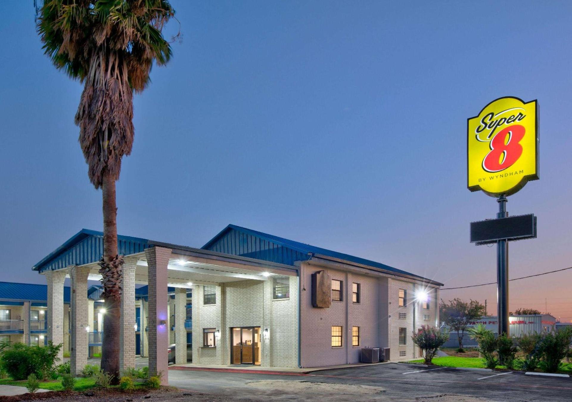 Super 8 by Wyndham Victoria - South - Hwy 59 photo 4