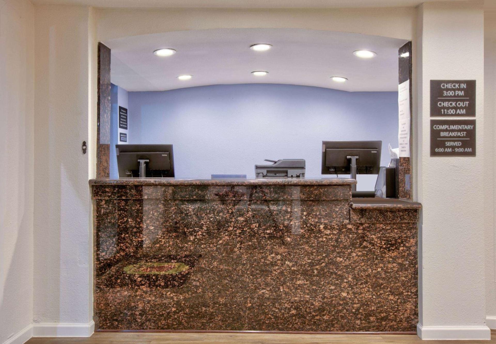 Super 8 by Wyndham Victoria - South - Hwy 59 photo 5