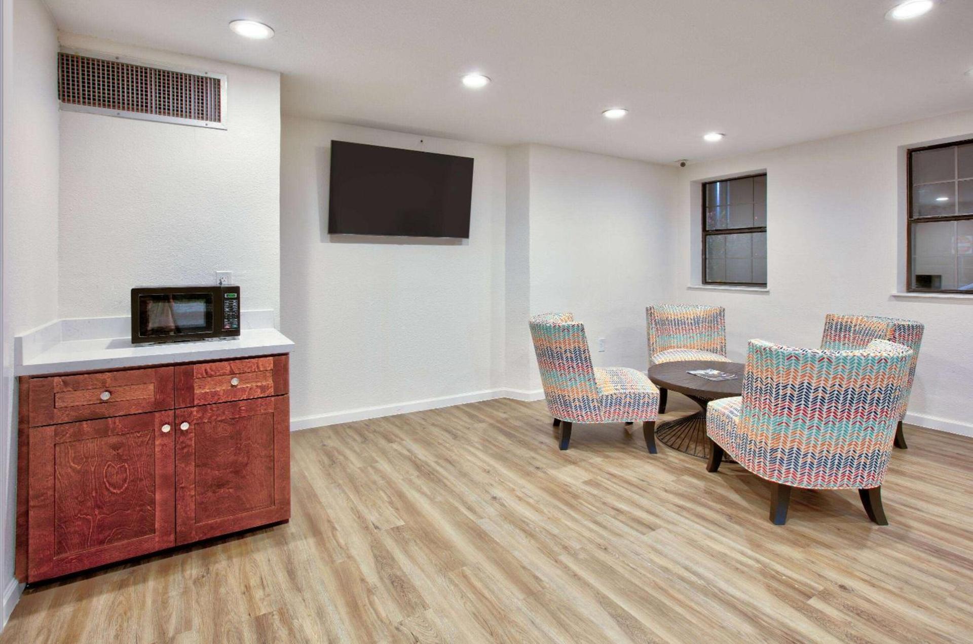 Super 8 by Wyndham Victoria - South - Hwy 59 photo 6