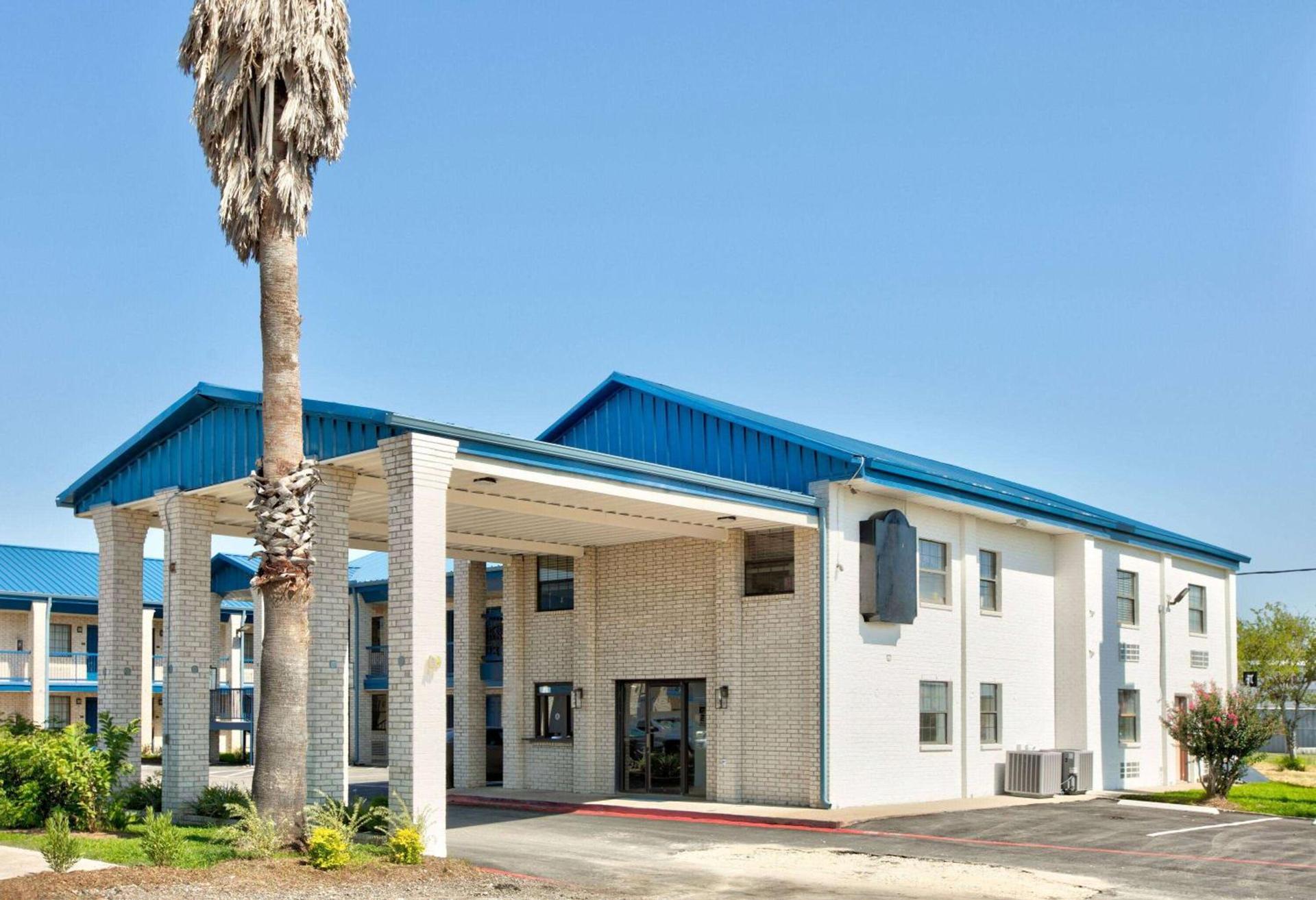 Super 8 by Wyndham Victoria - South - Hwy 59 photo 2