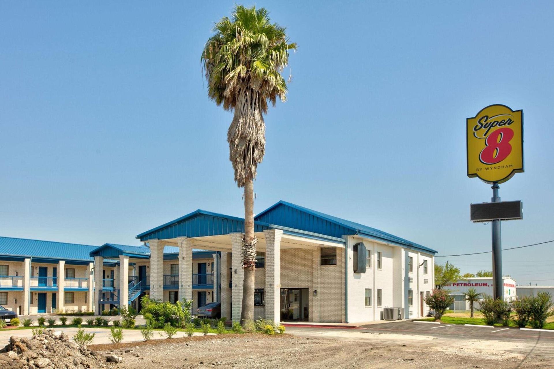 Super 8 by Wyndham Victoria - South - Hwy 59 photo 3