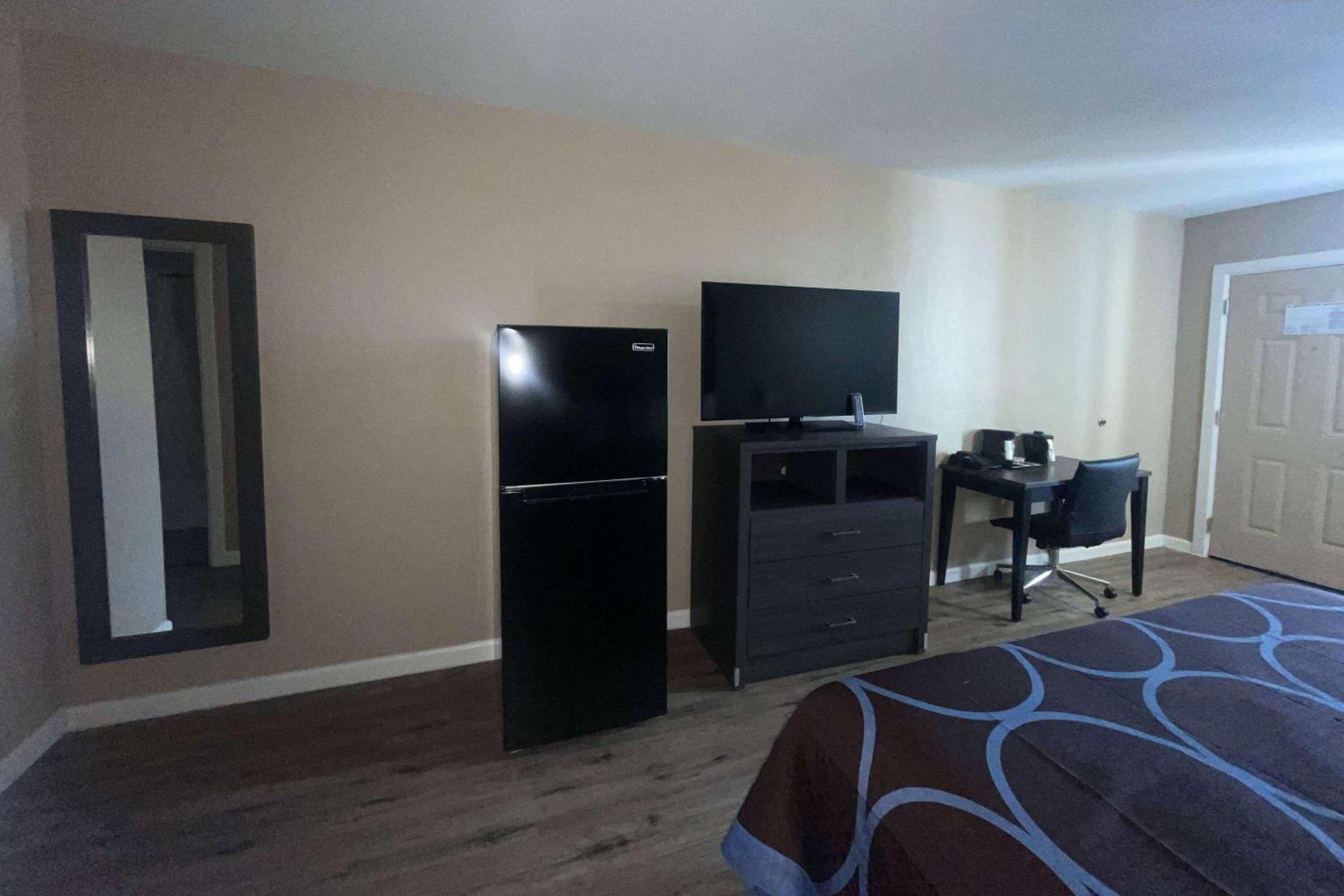 Super 8 by Wyndham Victoria - South - Hwy 59 photo 10