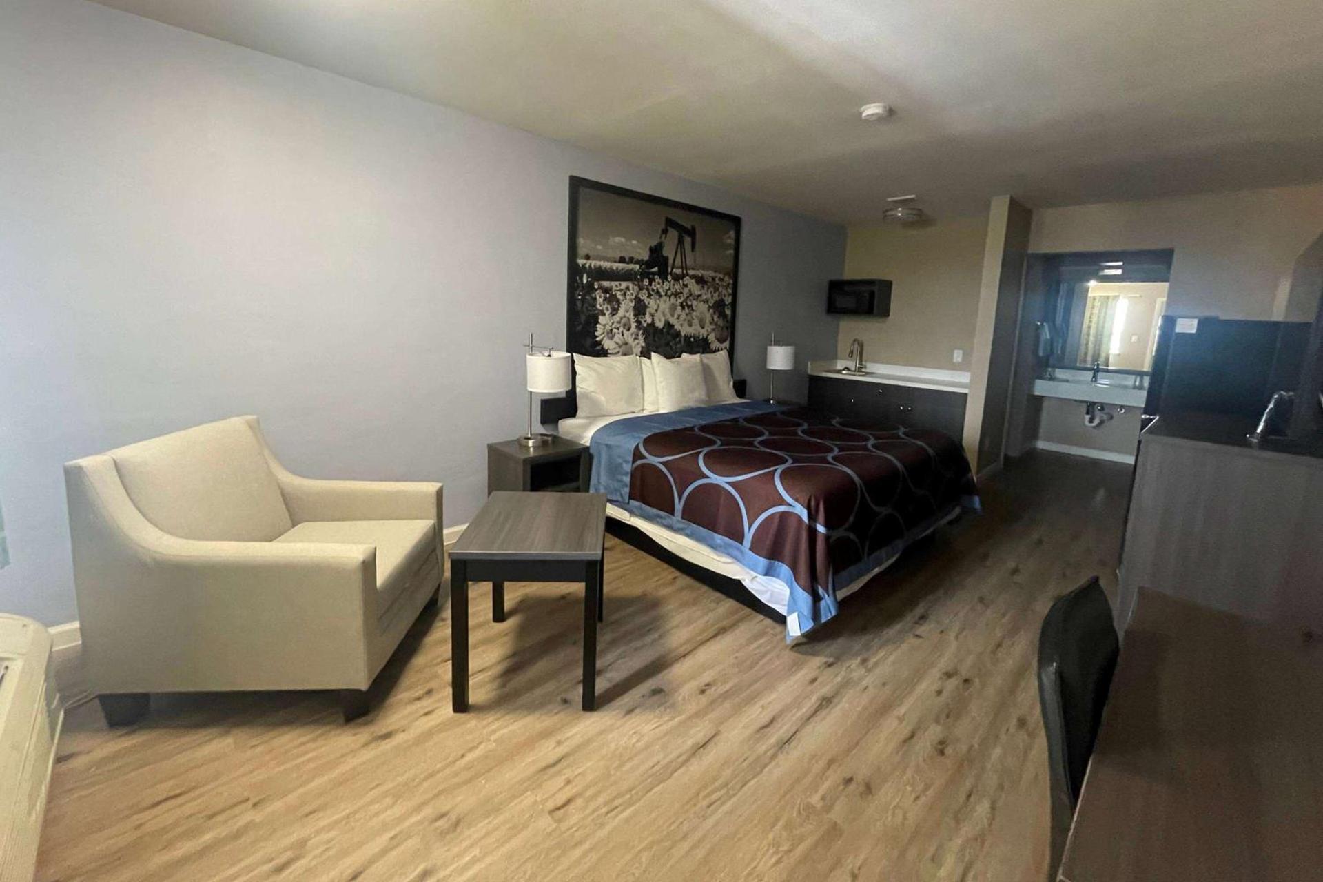 Super 8 by Wyndham Victoria - South - Hwy 59 photo 11