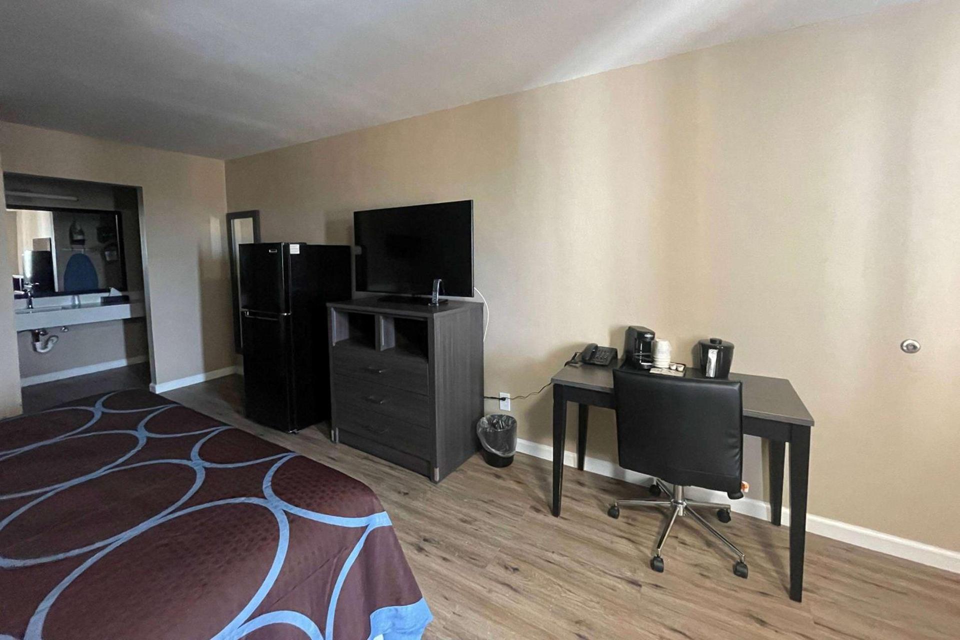 Super 8 by Wyndham Victoria - South - Hwy 59 photo 9