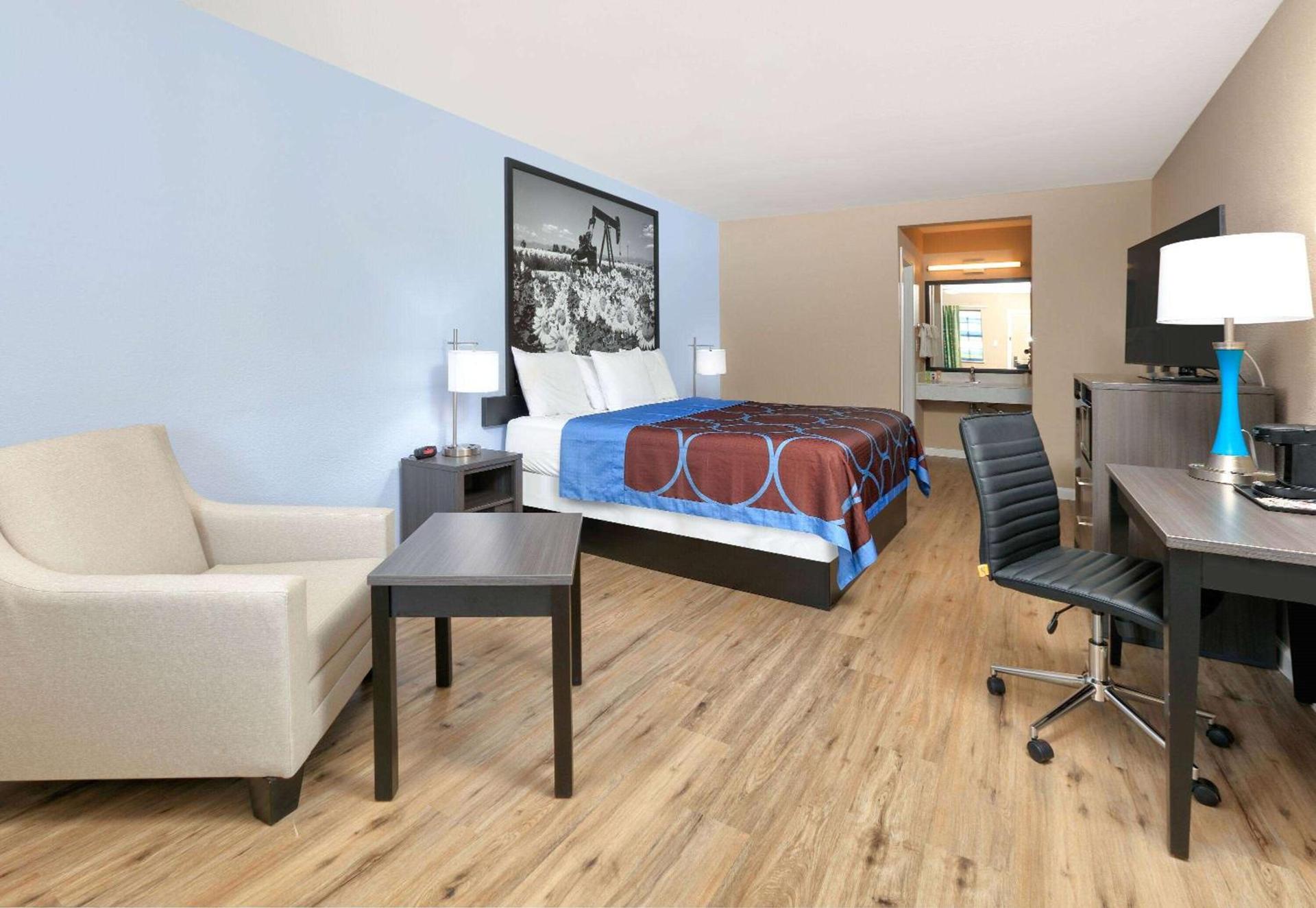 Super 8 by Wyndham Victoria - South - Hwy 59 photo 17