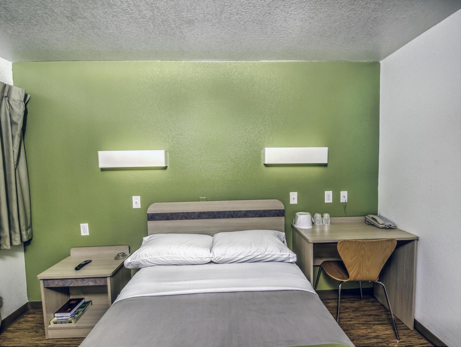 Motel 6 Colorado Springs, CO – South/Metro Area photo 15