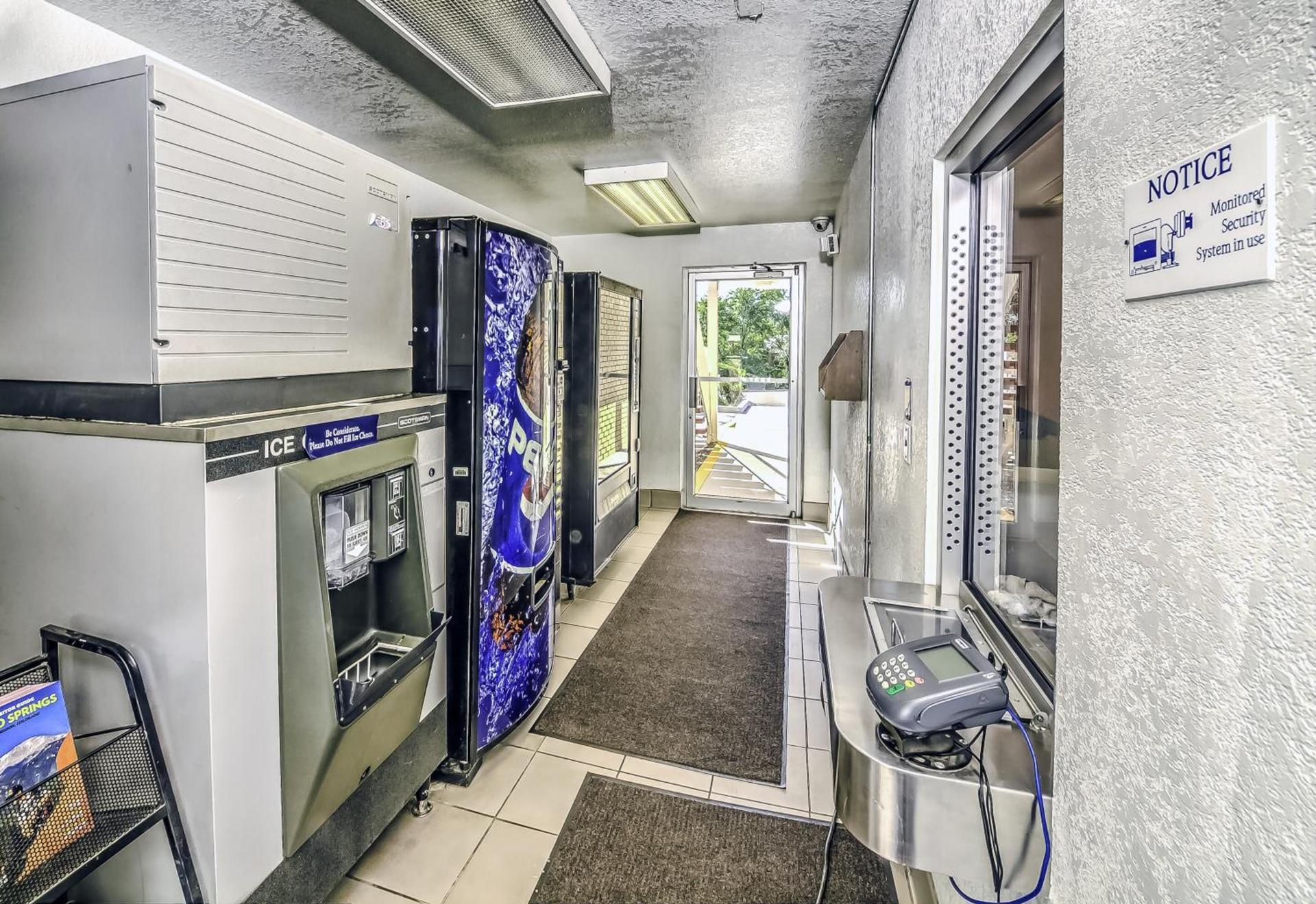 Motel 6 Colorado Springs, CO – South/Metro Area photo 23
