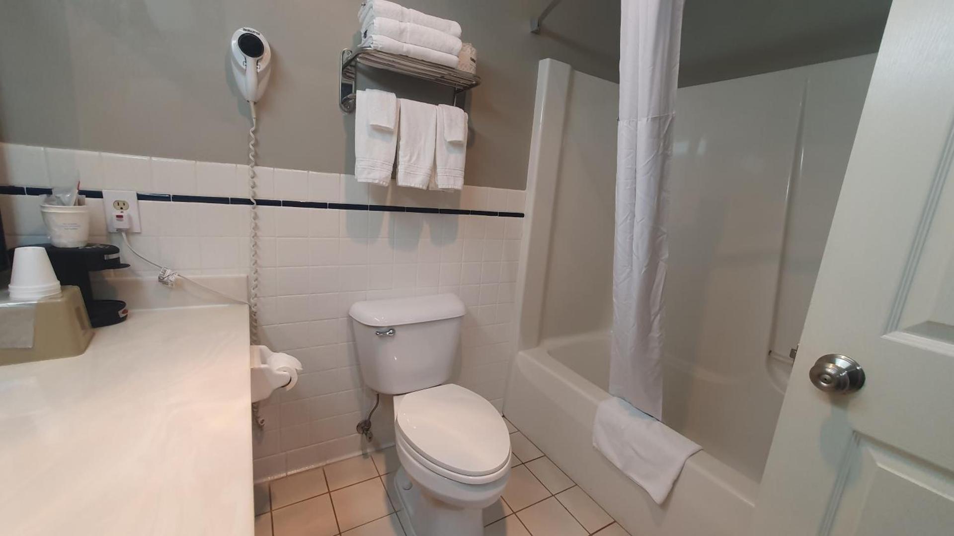 Baymont Inn Baldwin photo 5