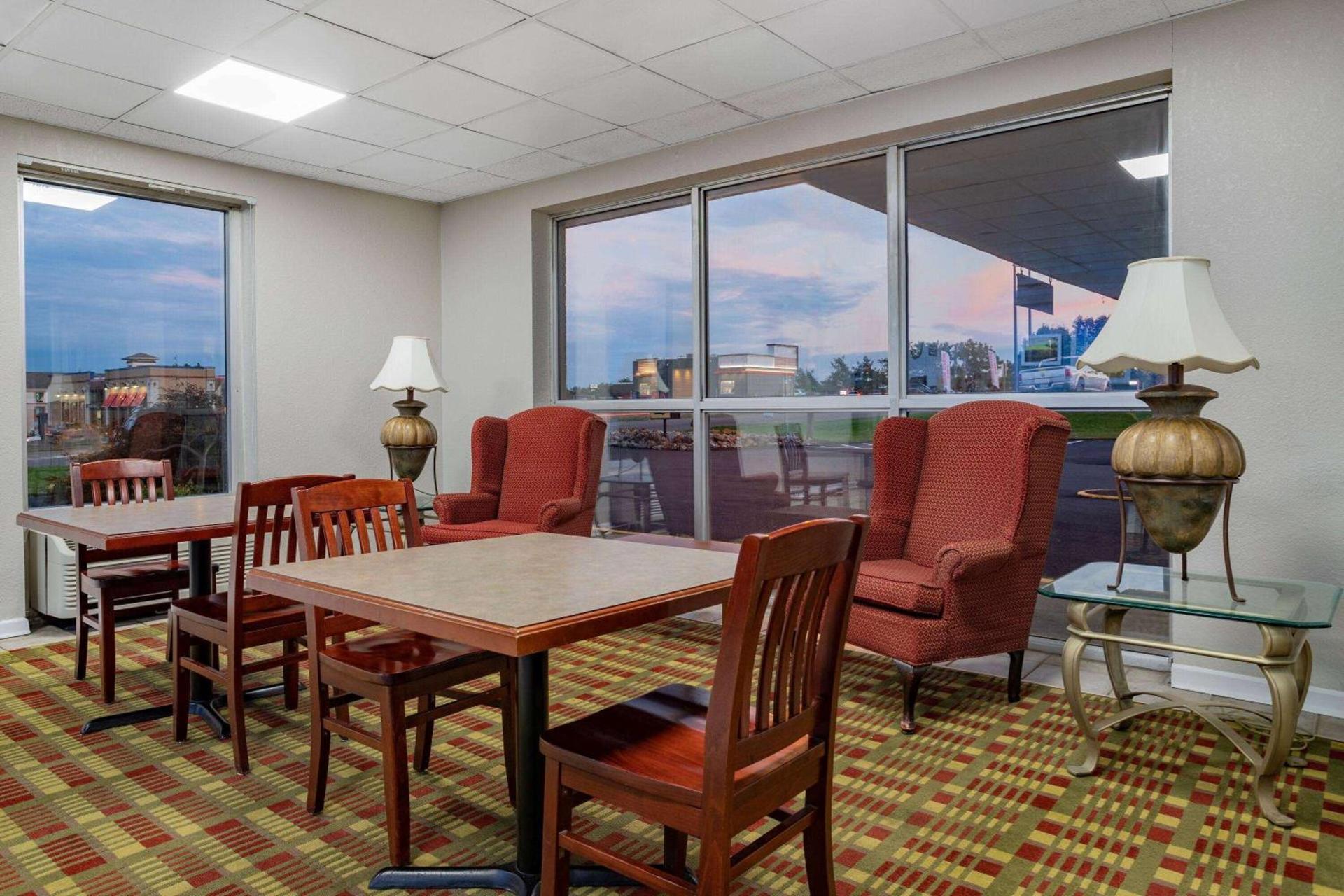 Days Inn by Wyndham Cambridge photo 2