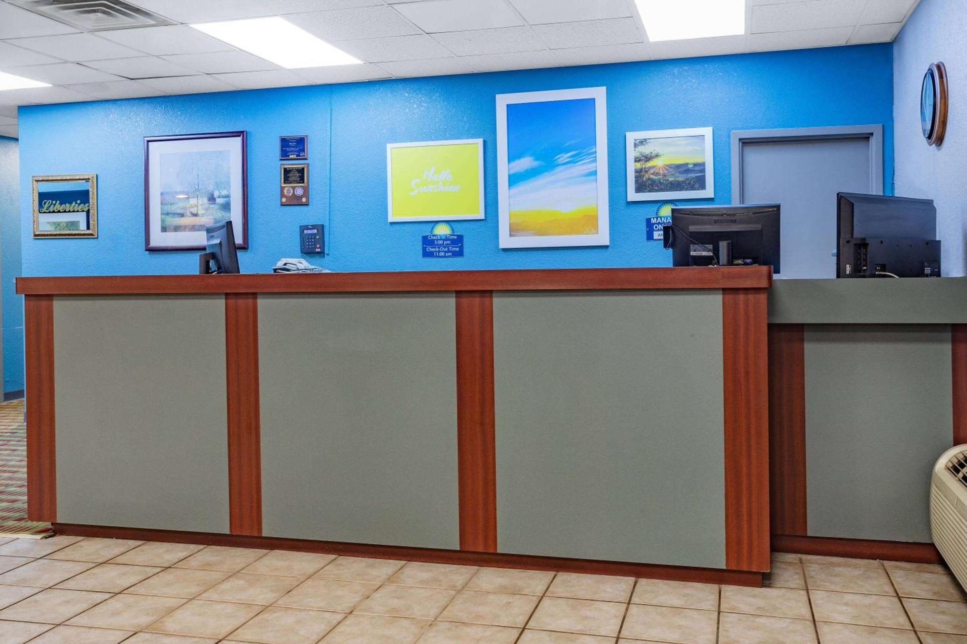 Days Inn by Wyndham Cambridge photo 3