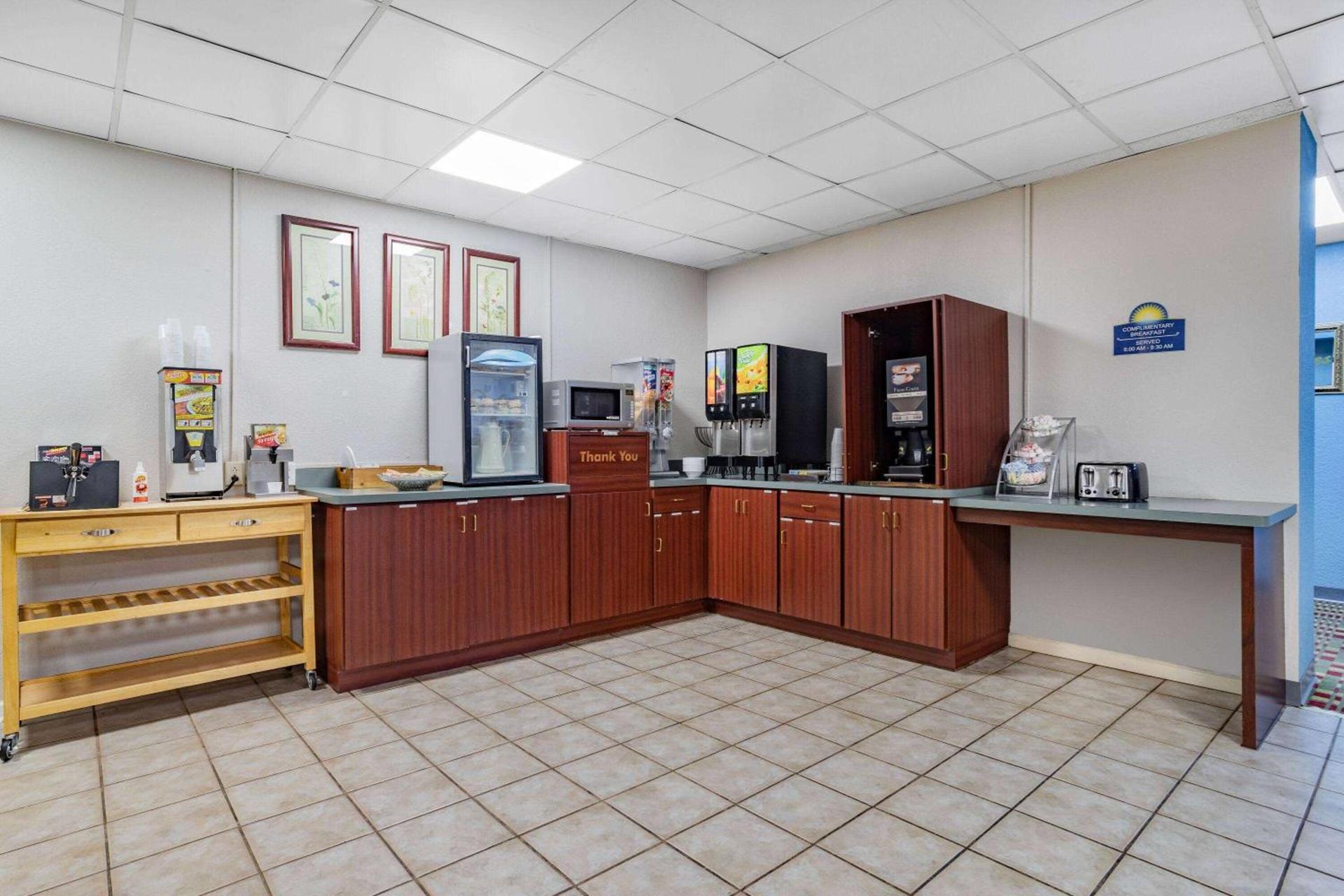 Days Inn by Wyndham Cambridge photo 5