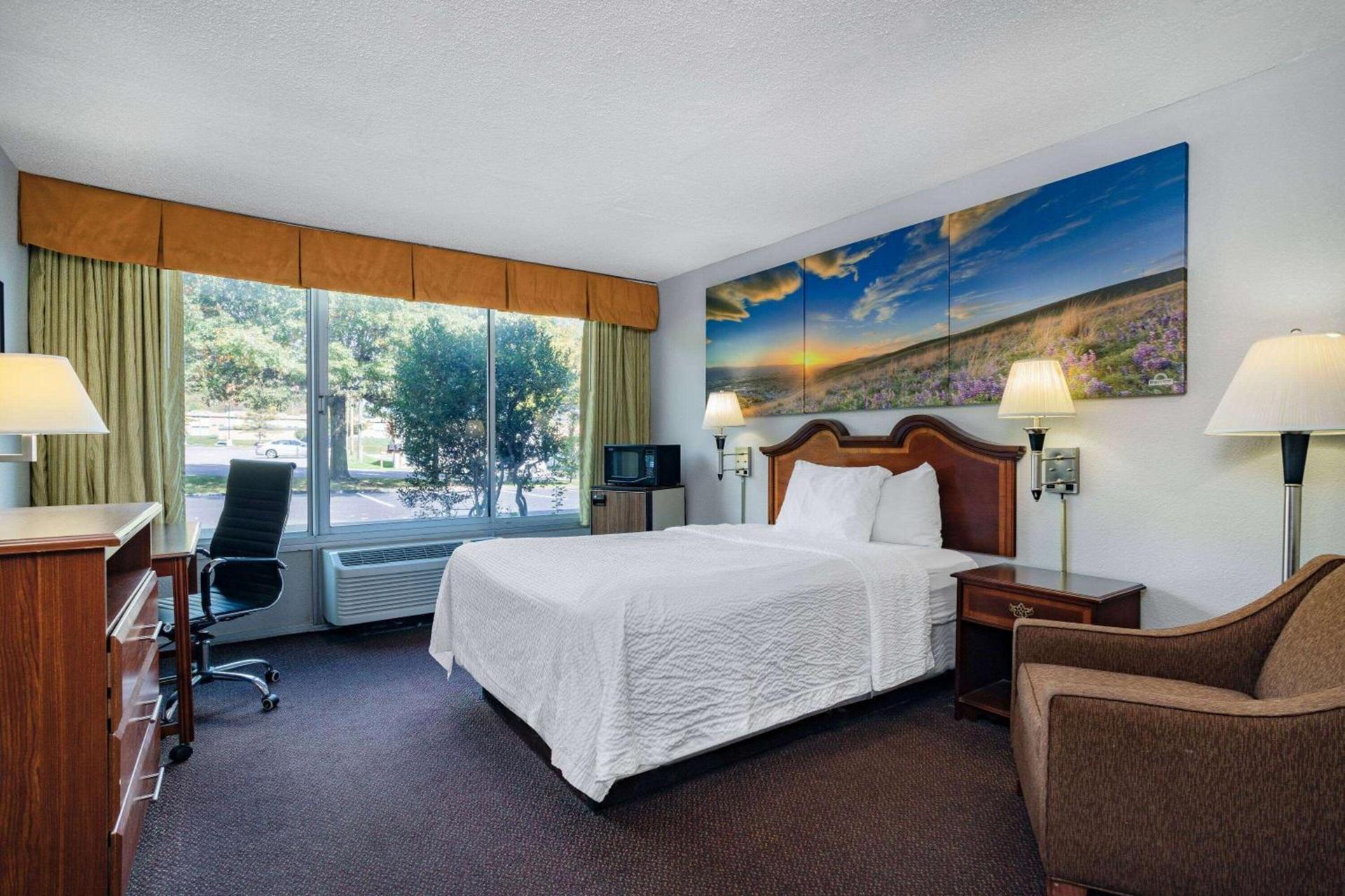 Days Inn by Wyndham Cambridge photo 11