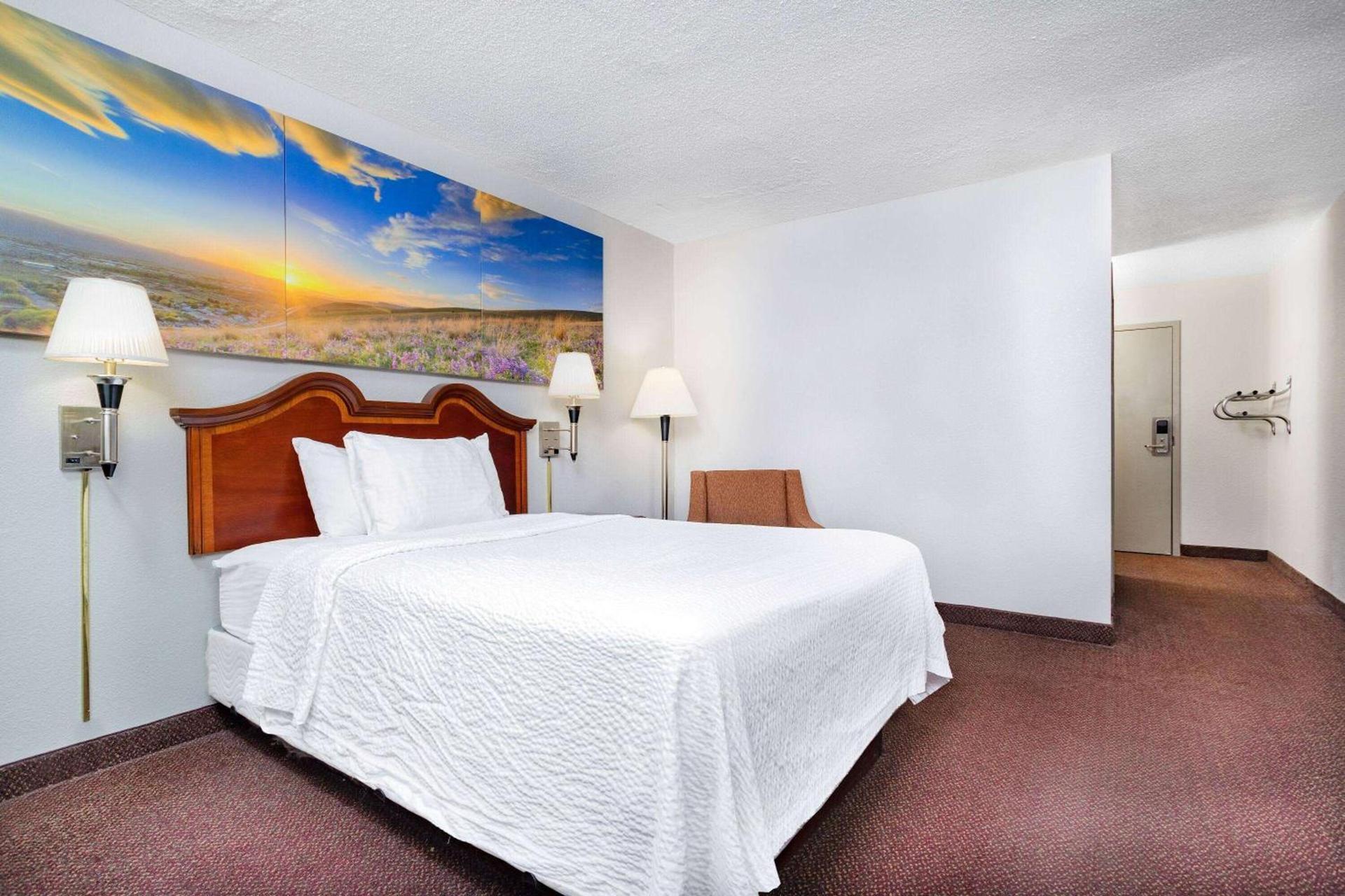 Days Inn by Wyndham Cambridge photo 12